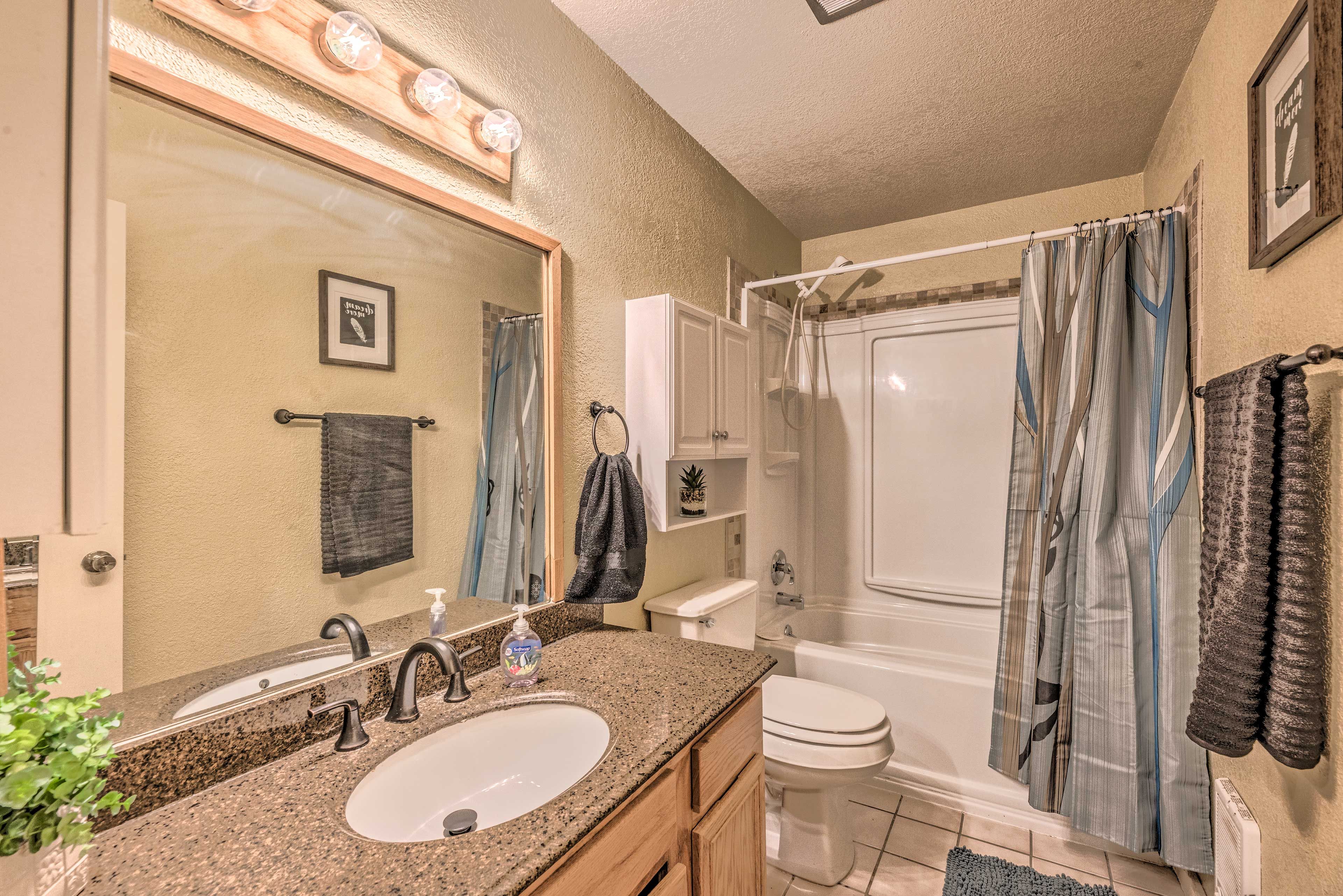 Full Bathroom | Towels Provided