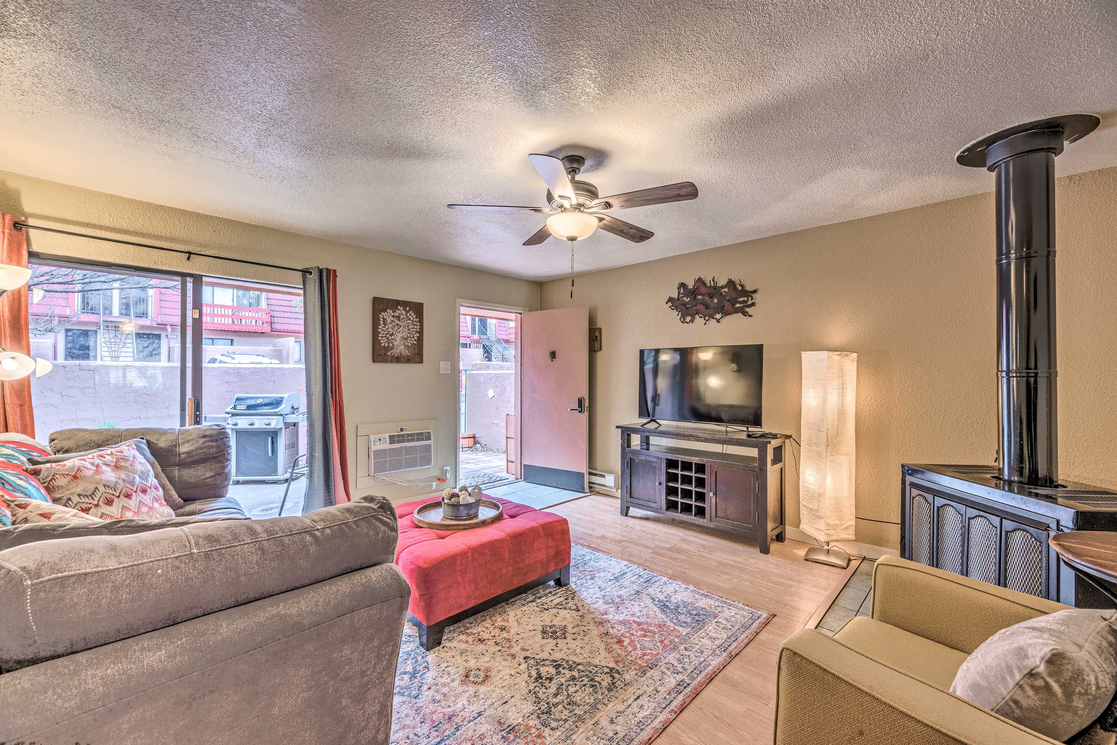 Living Room | Smart TV w/ Cable