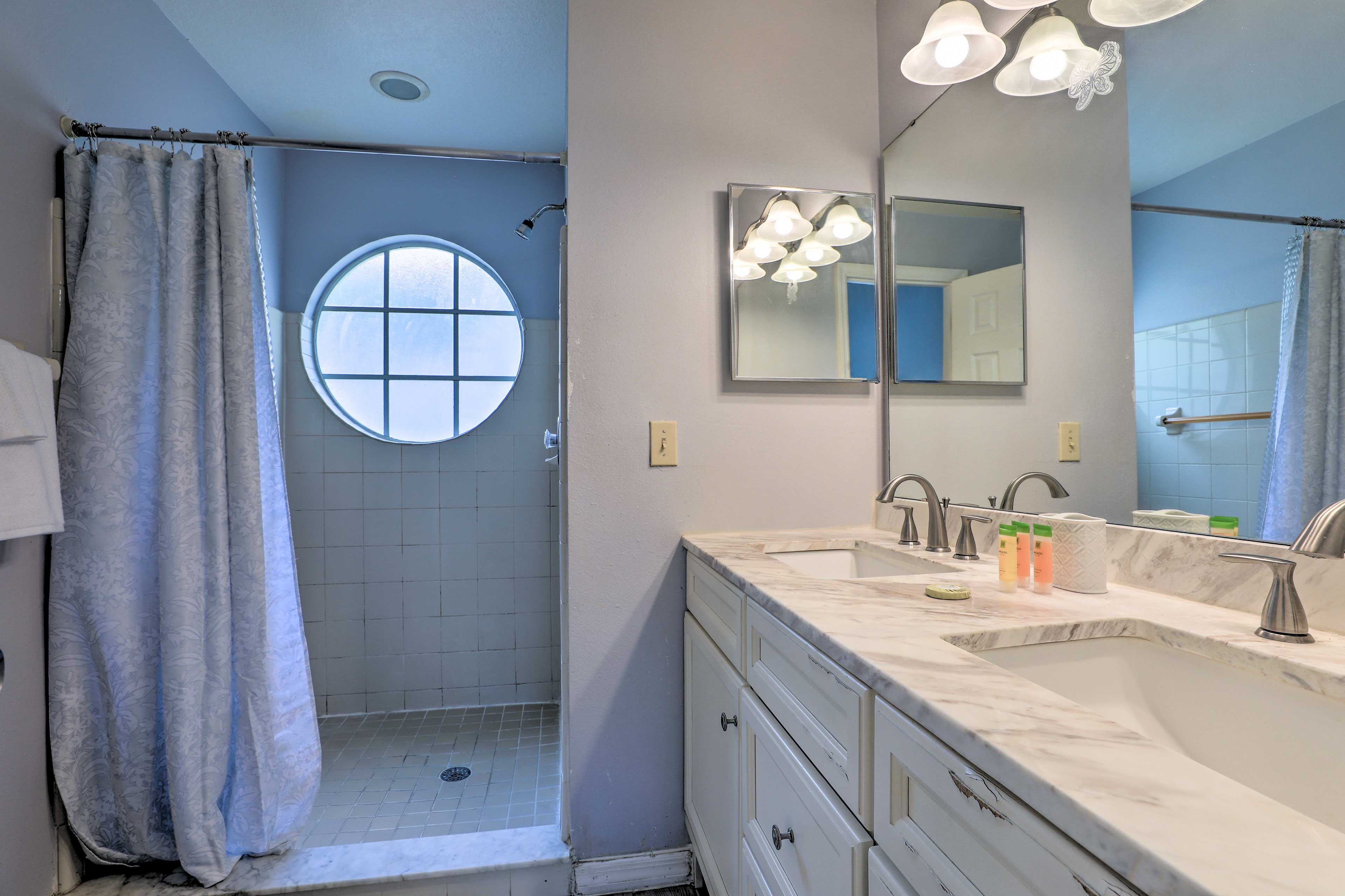 Full Bathroom | Towels Provided