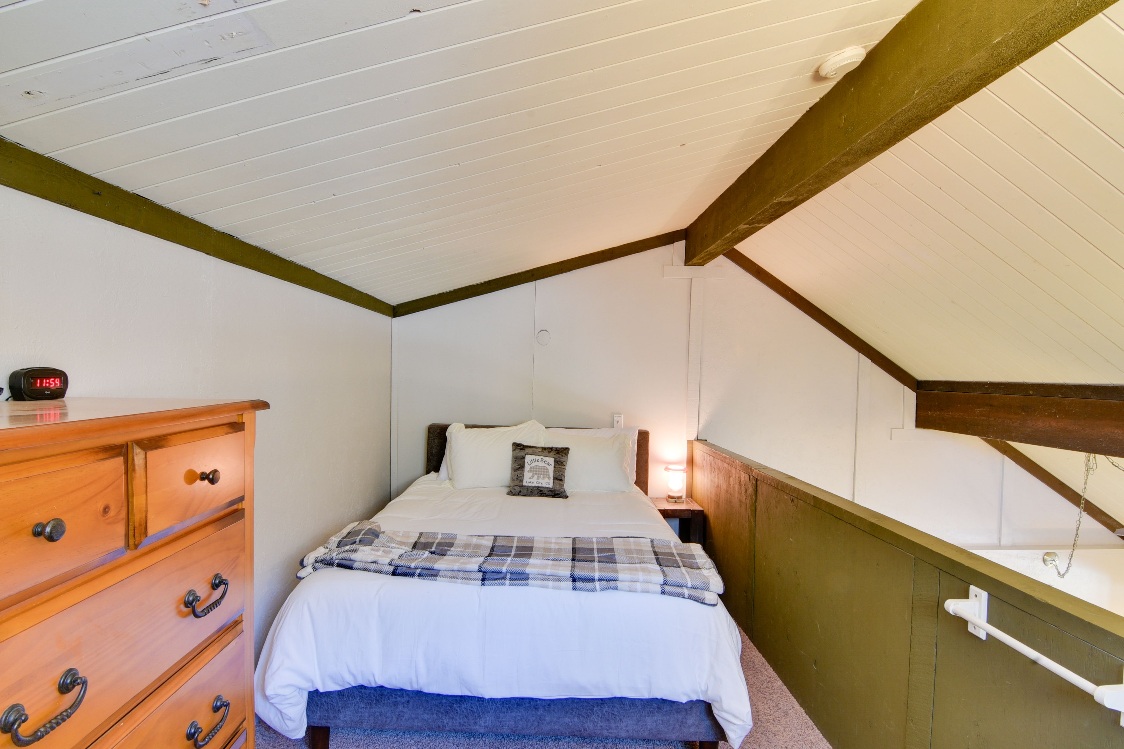 Bedroom (Loft) | Queen Bed