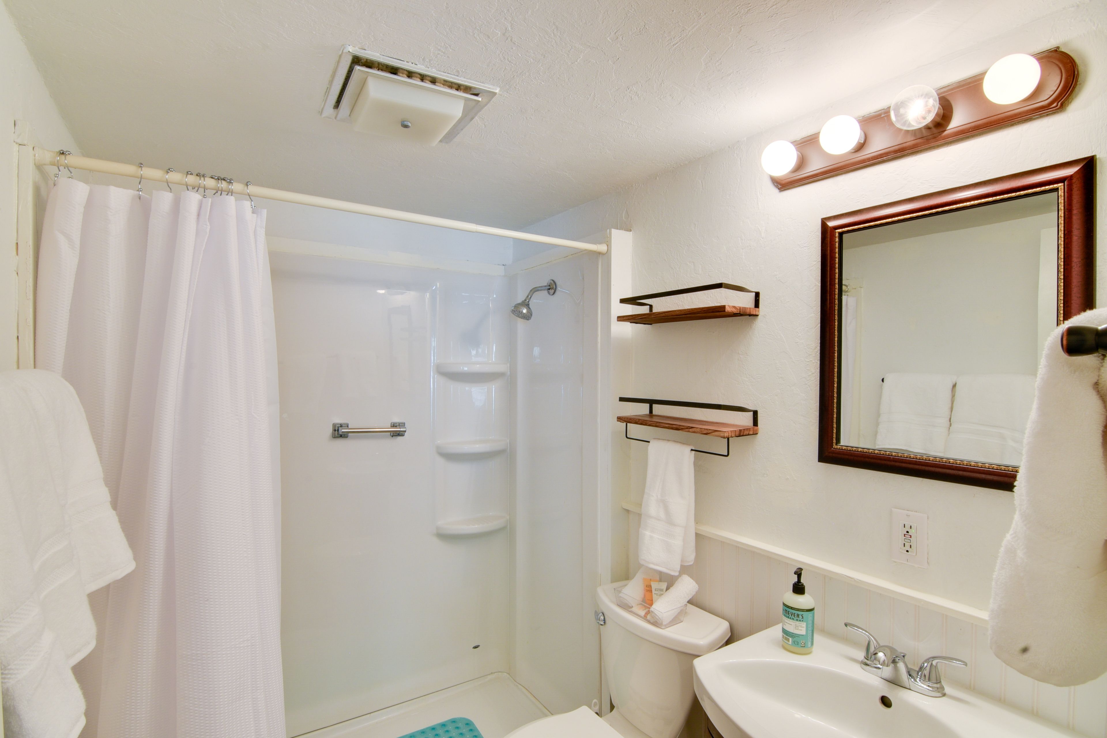 Full Bathroom | 1st Floor