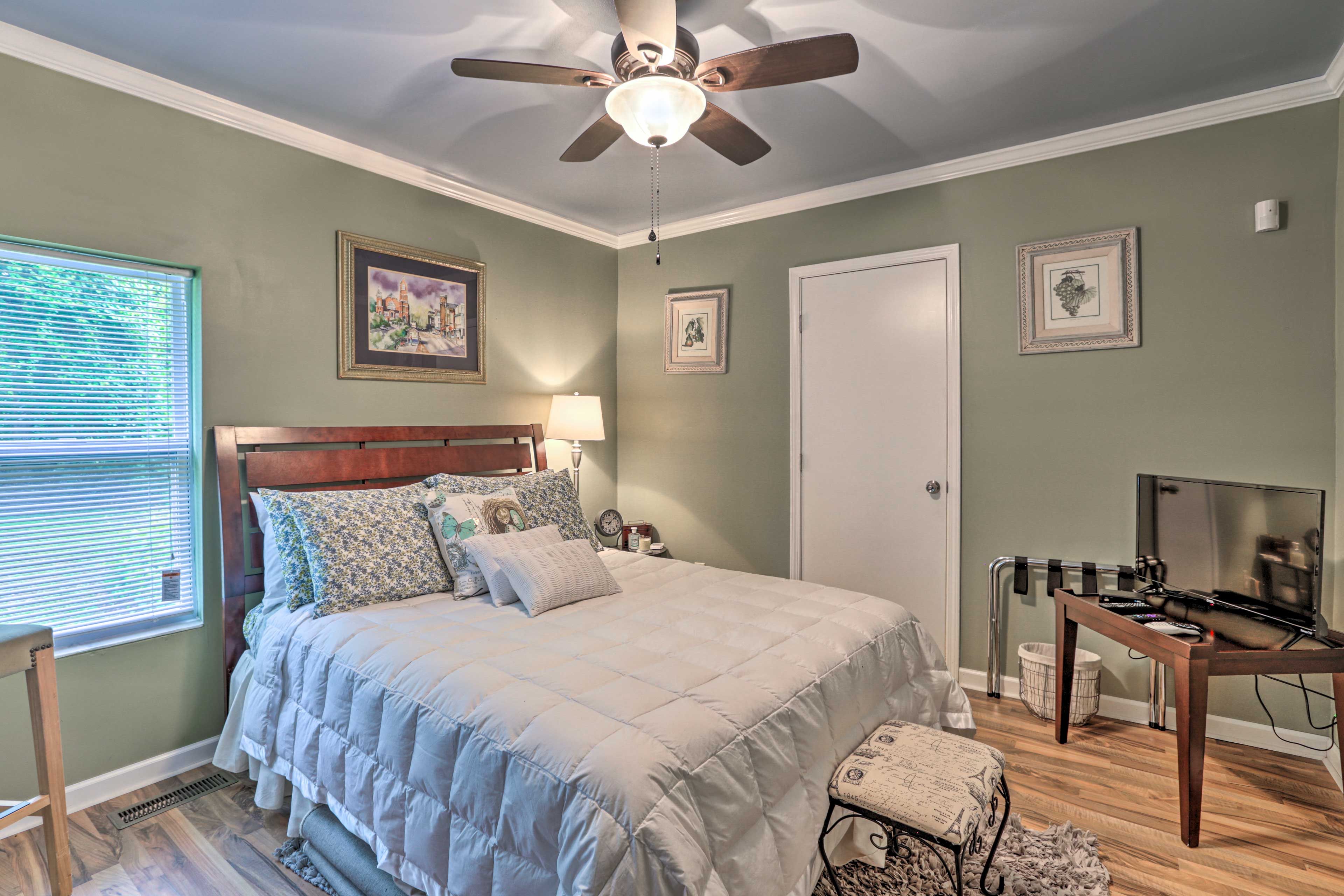 Bedroom 1 (Relax Room) | Queen Bed