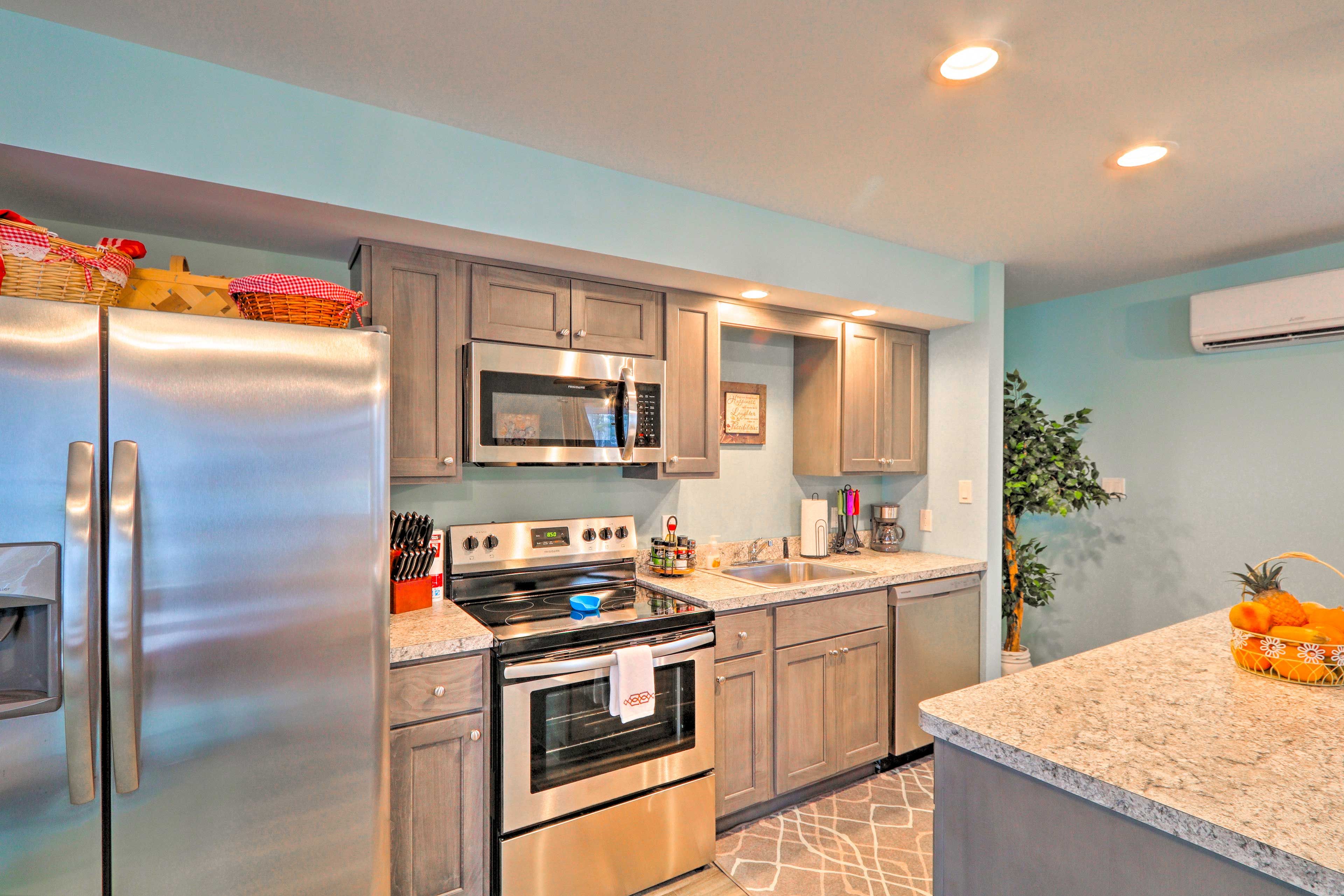 Kitchen | Coffee Maker | Dishware/Flatware