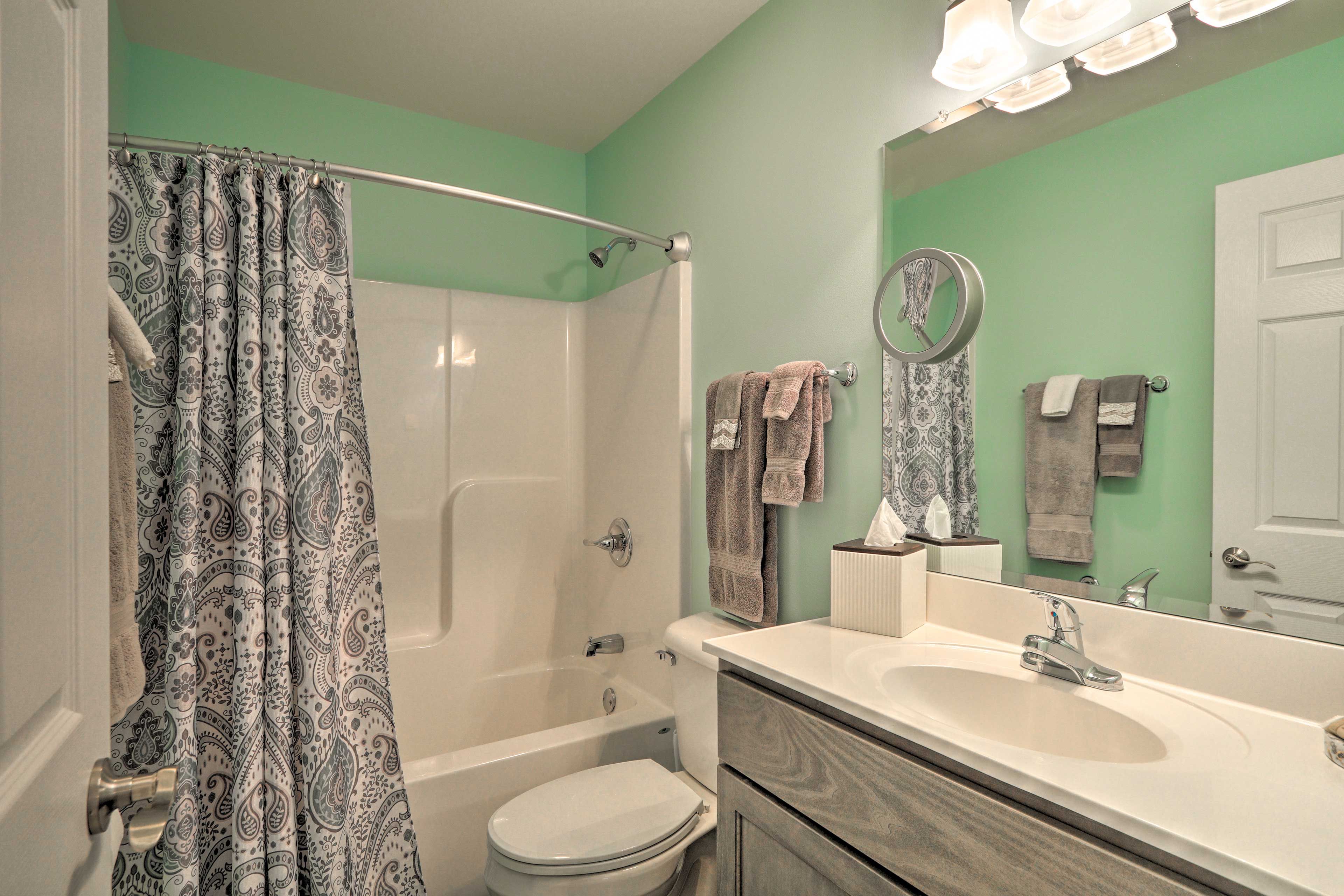 En-Suite Bathroom | Linens & Towels Provided