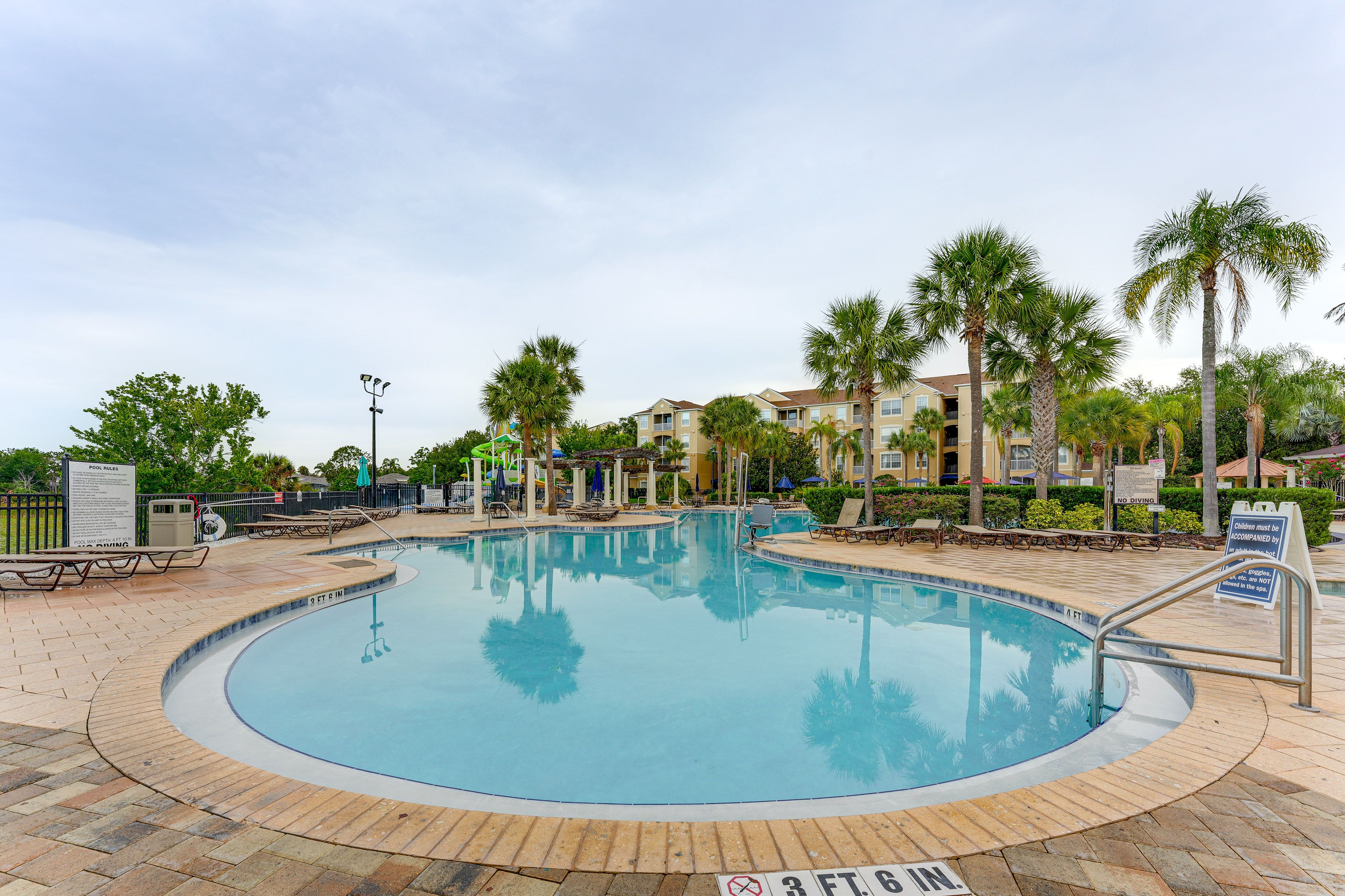 Community Amenities | Outdoor Pool | Hot Tub | Splash Park