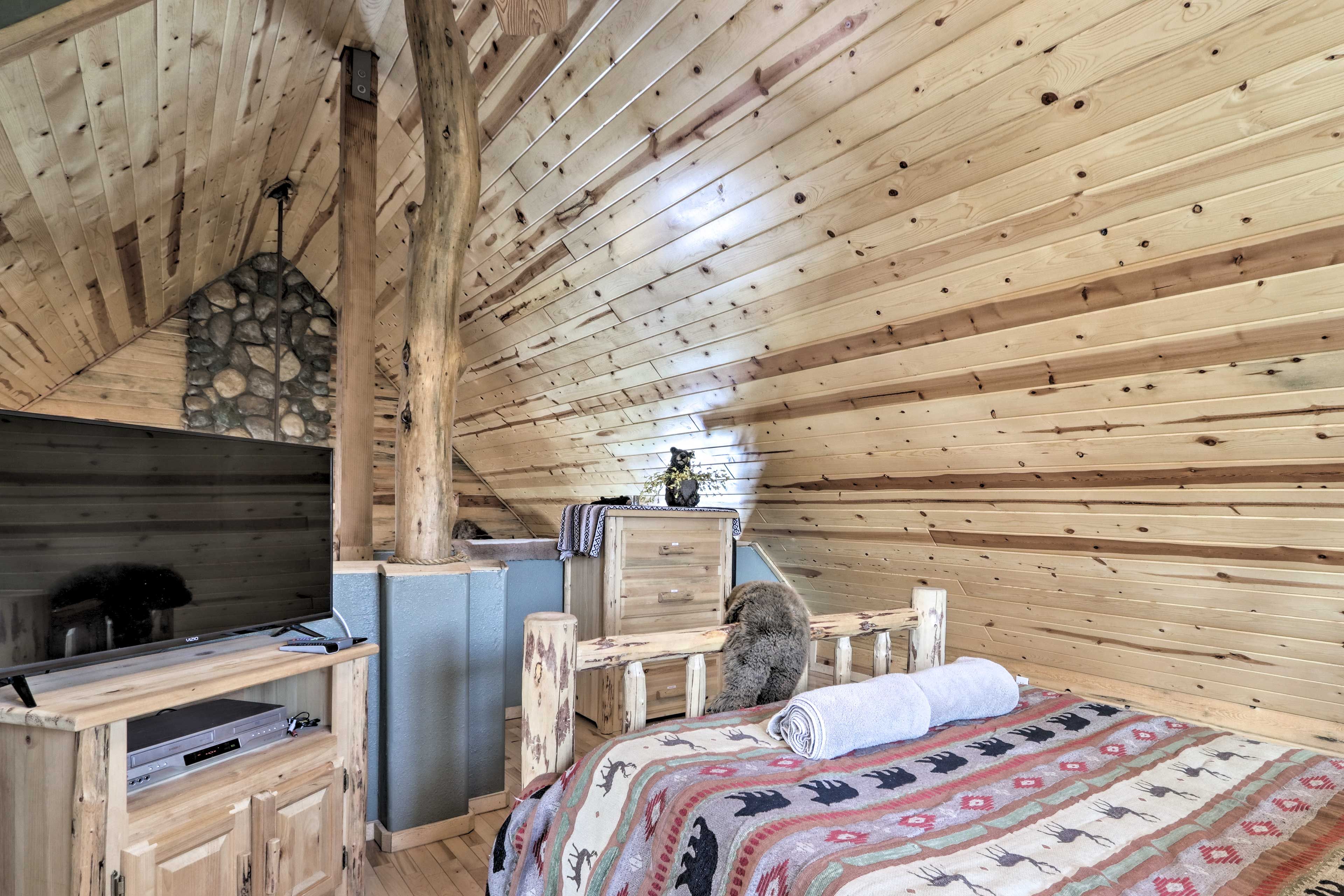 Bedroom 1 | Queen Bed | Smart TV