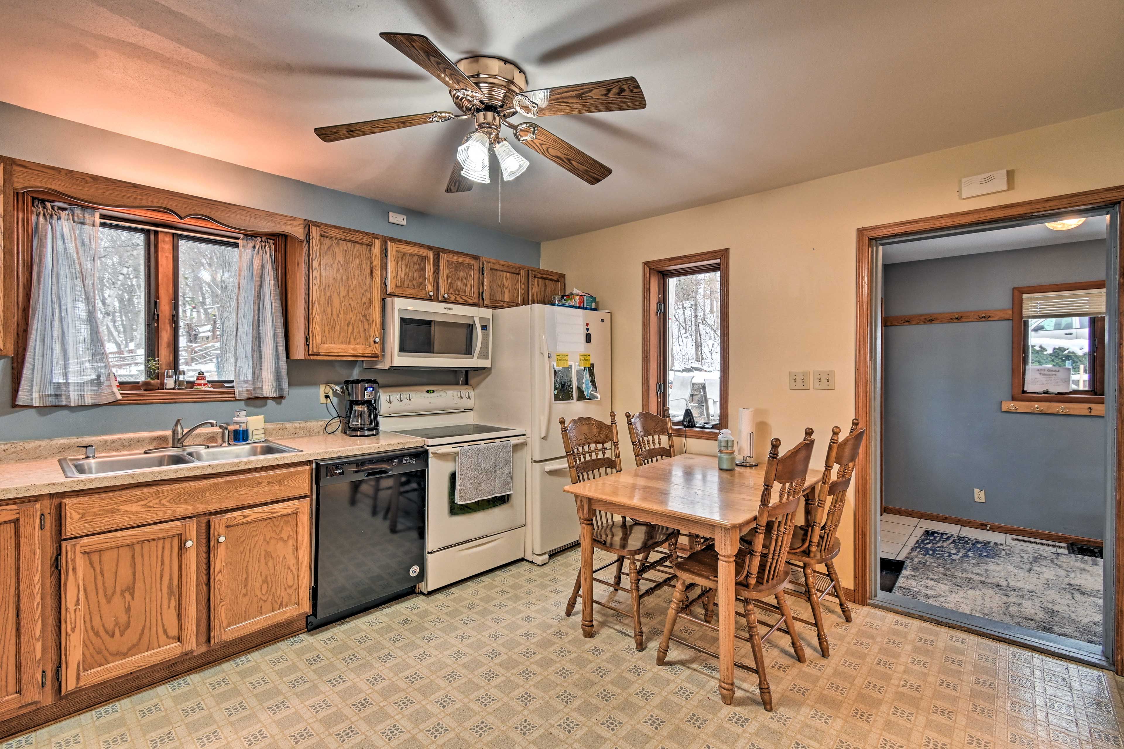 Fully Equipped Kitchen | Main Floor