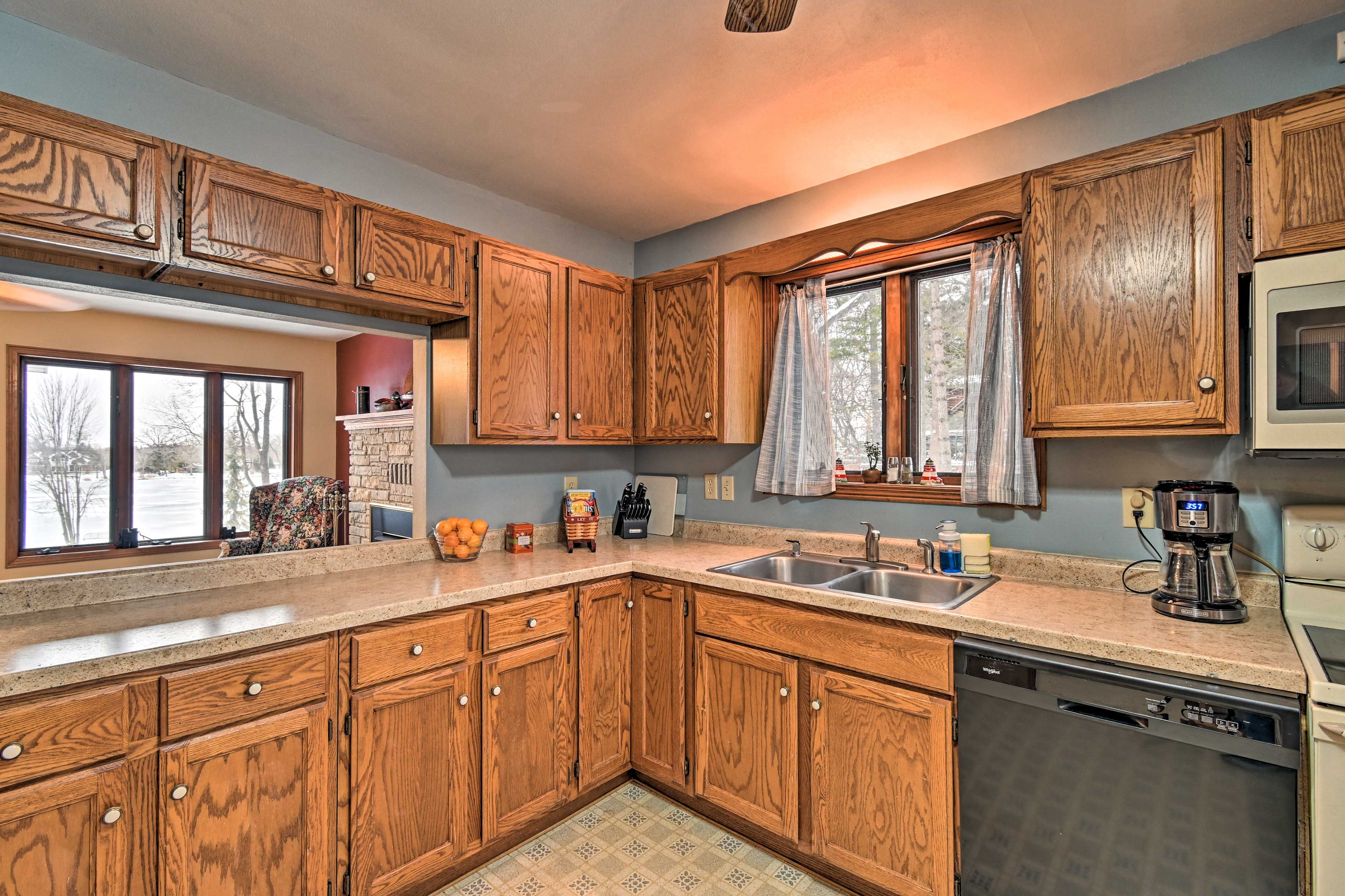 Fully Equipped Kitchen | Dishware & Flatware