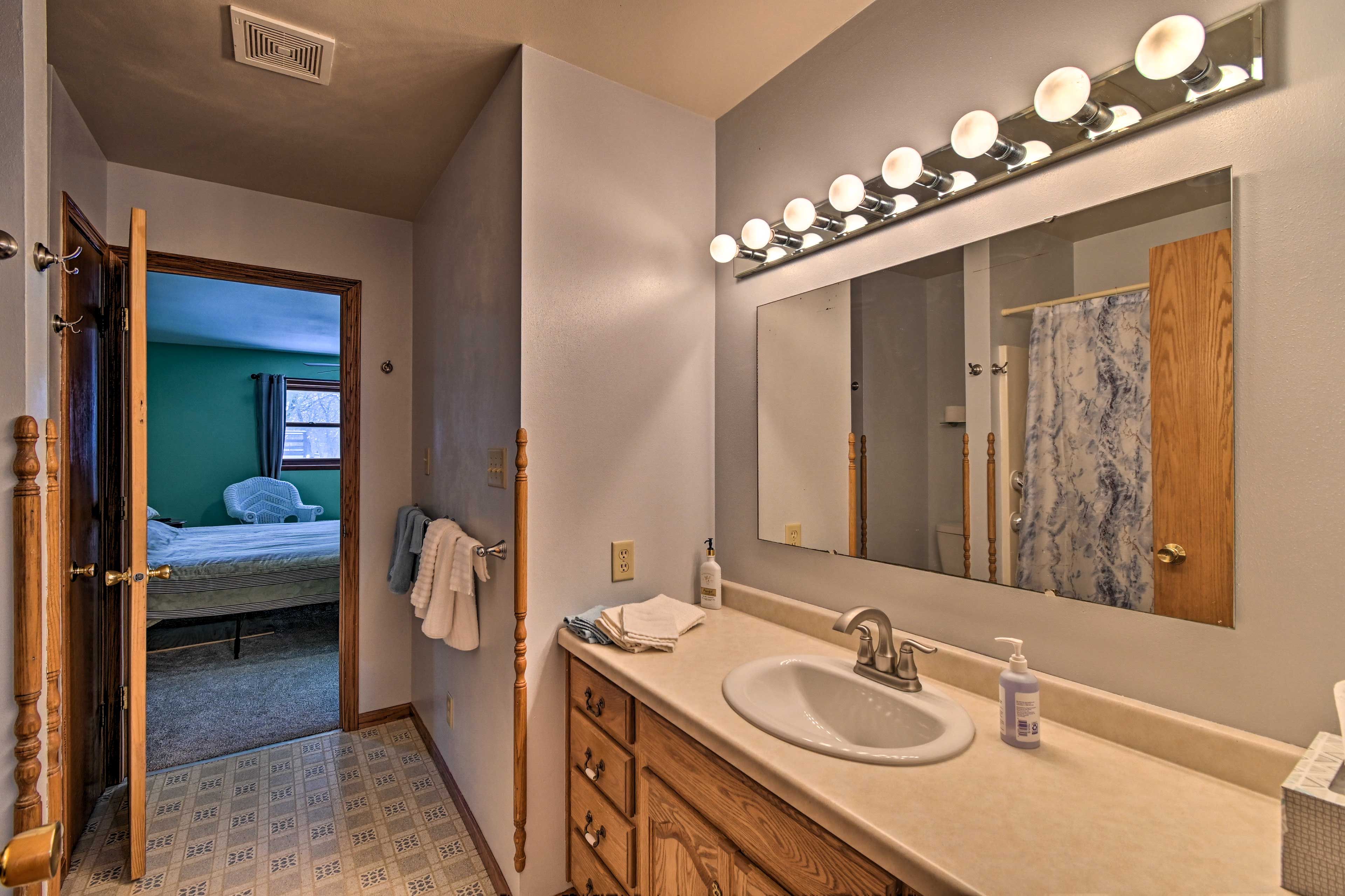 Full Bathroom | Shower/Tub Combo | Towels Provided