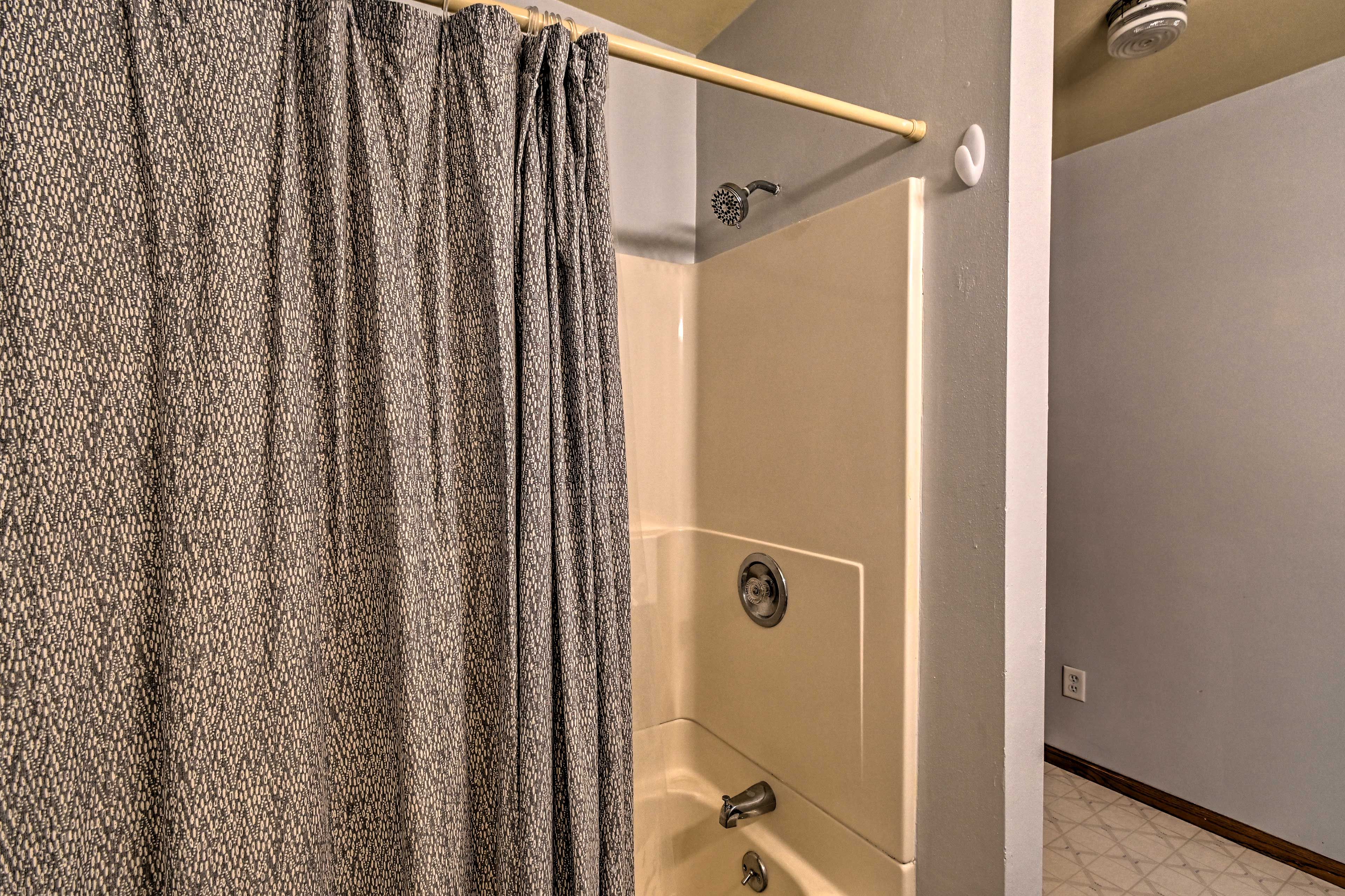 Full Bathroom | Towels Provided