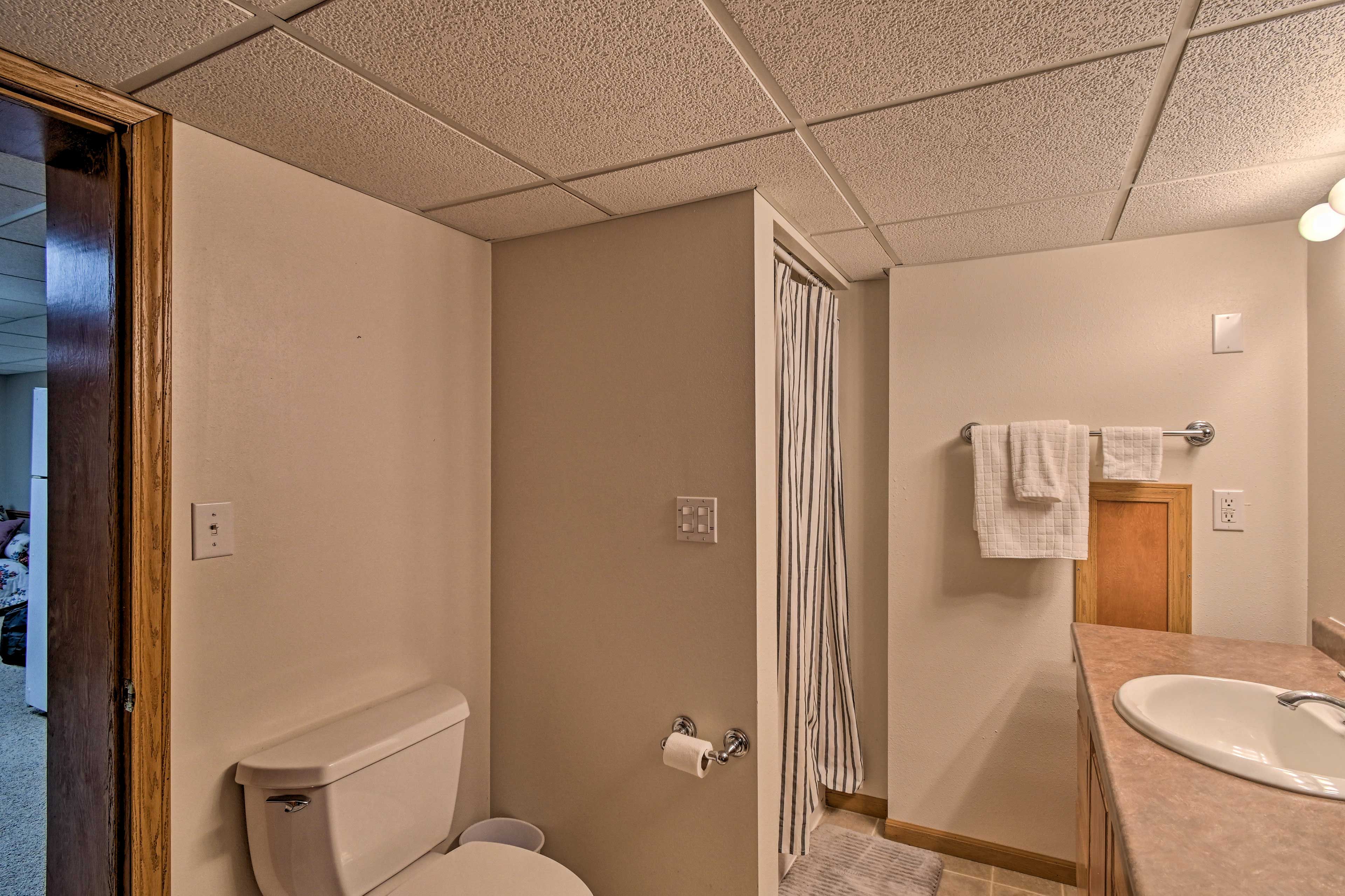 Full Bathroom | Towels Provided | Downstairs
