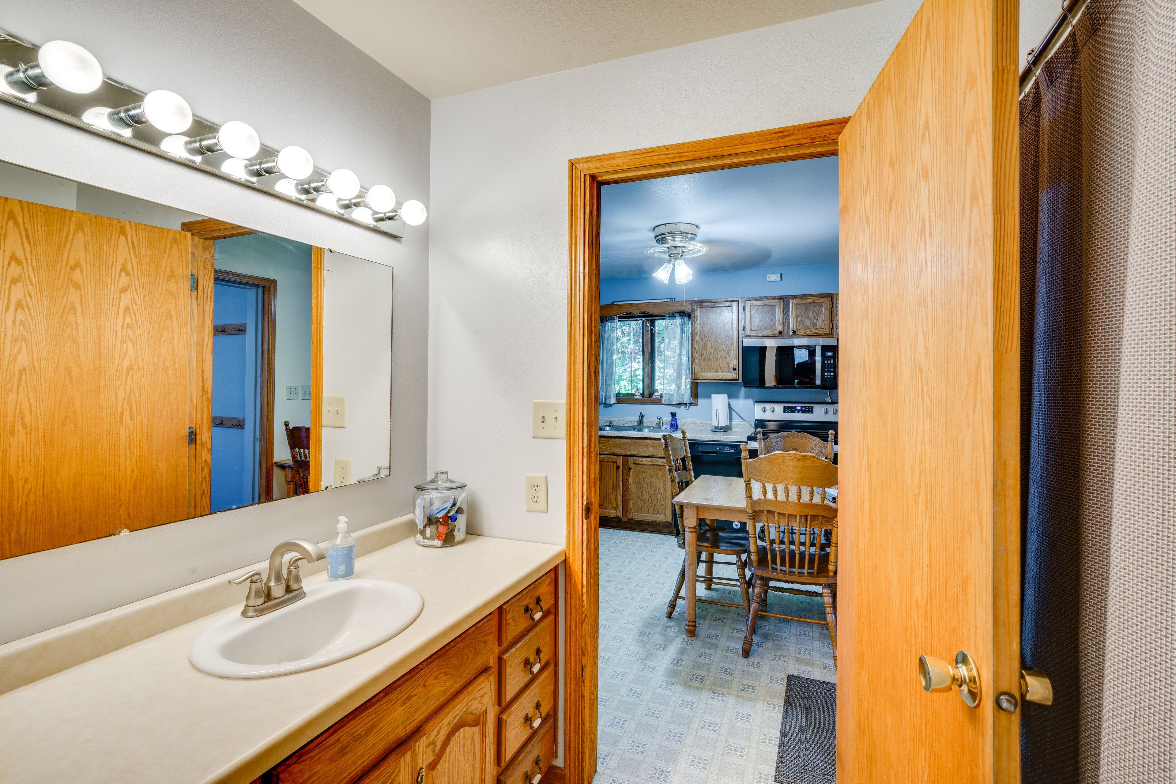 Full Bathroom | Shower/Tub Combo | Towels Provided