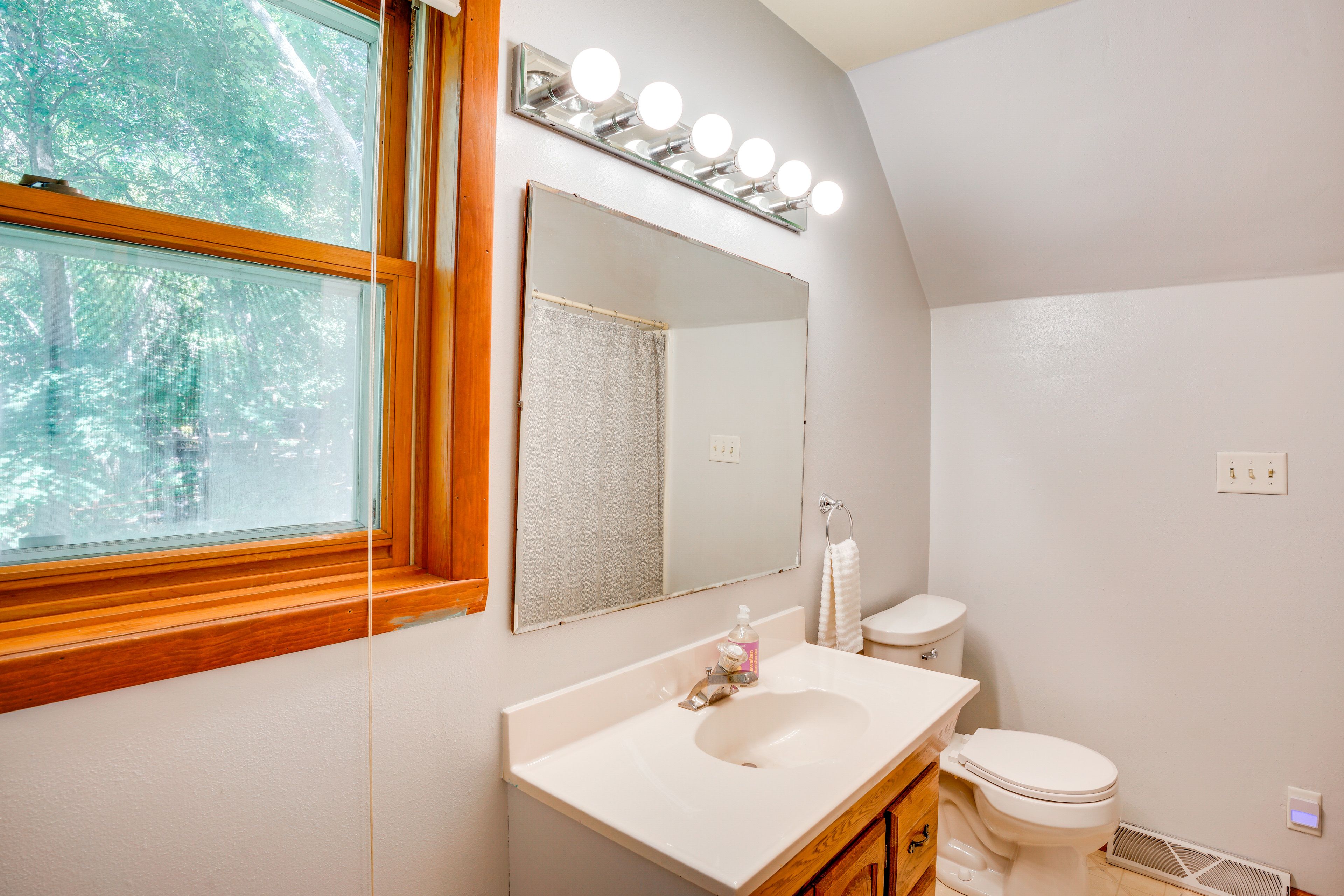 Full Bathroom | Shower/Tub Combo | Upper Floor