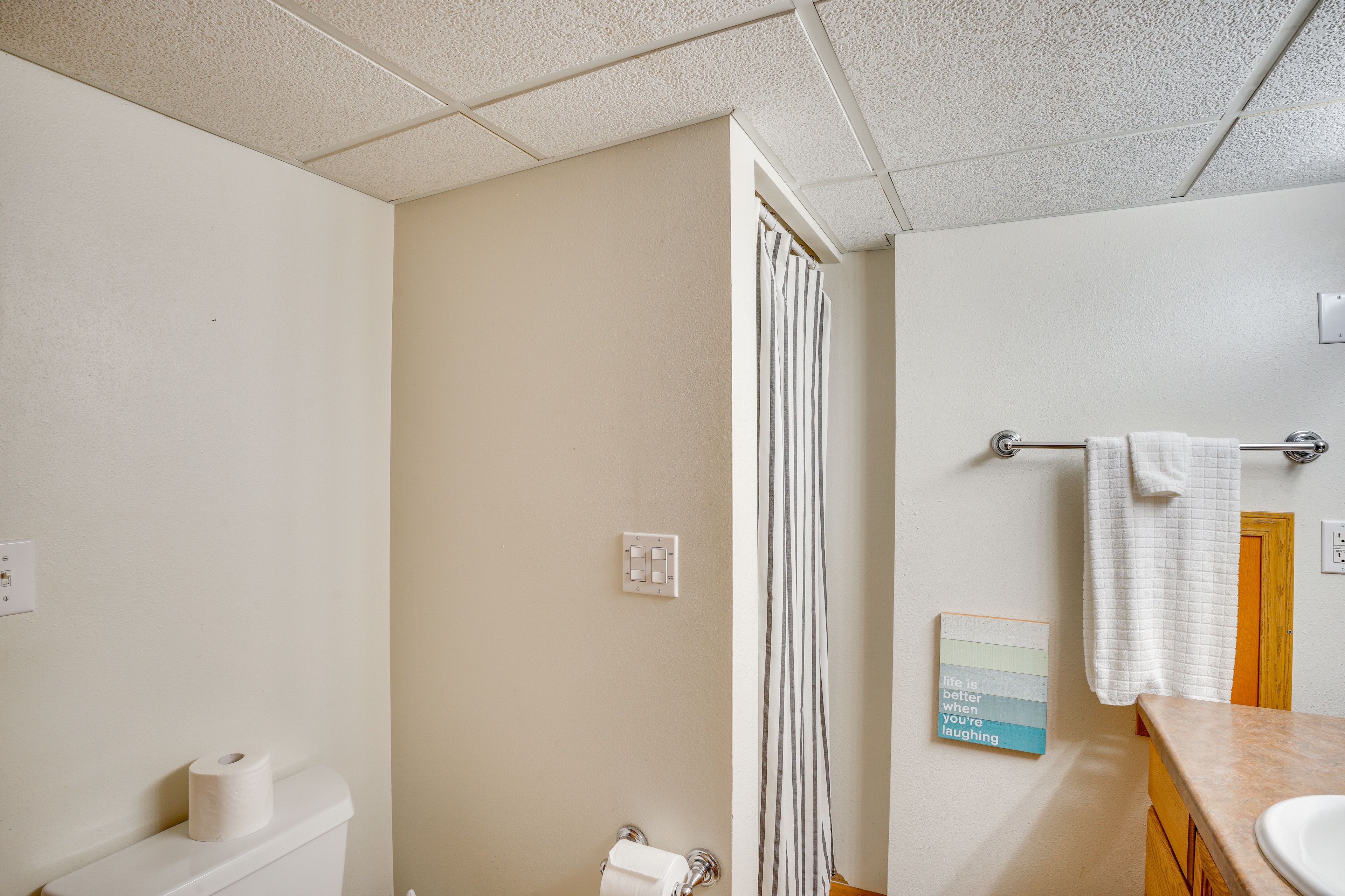 Full Bathroom | Towels Provided | Lower Floor