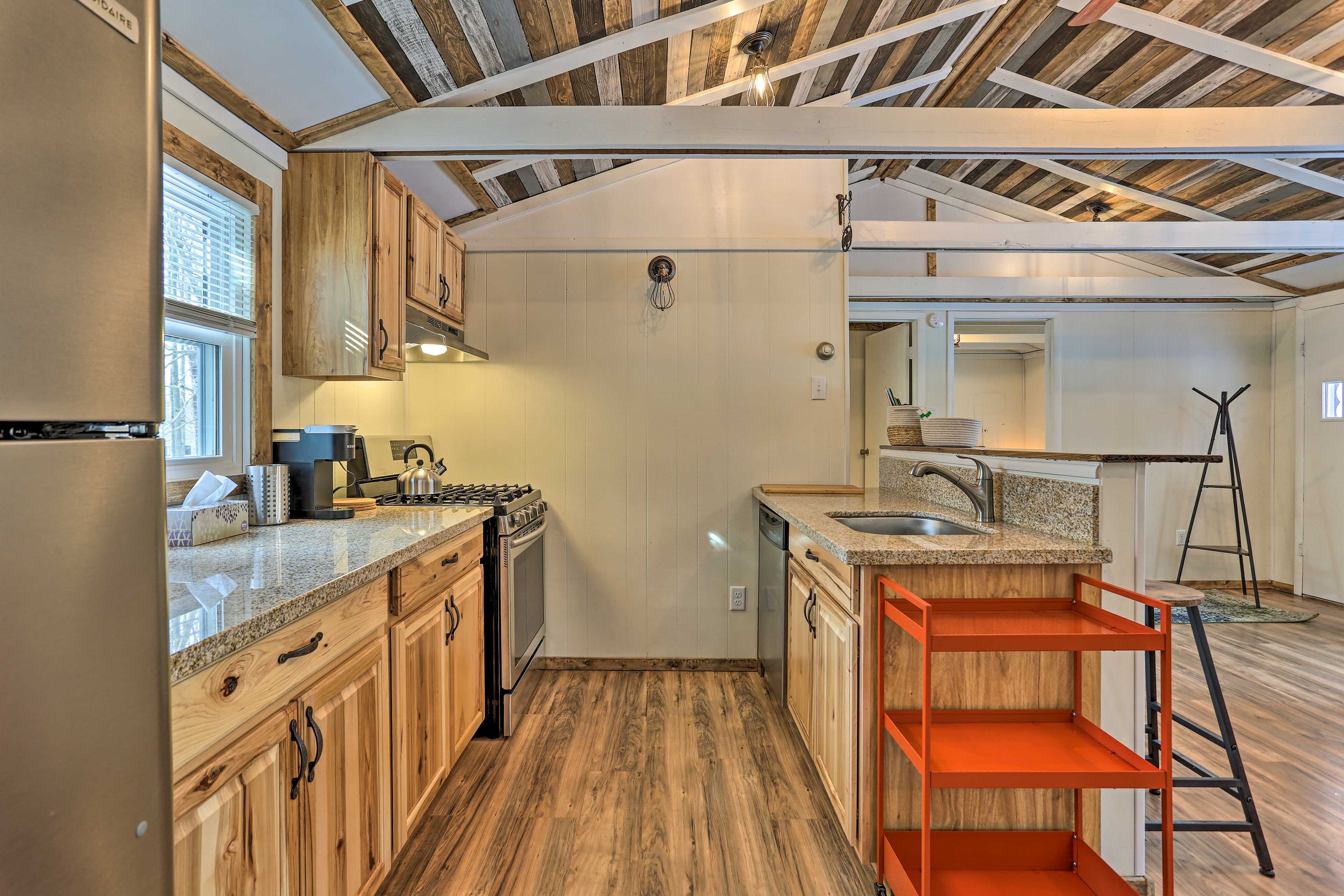 Fully Equipped Kitchen | Cooking Basics & Spices | Trash Bags/Paper Towels