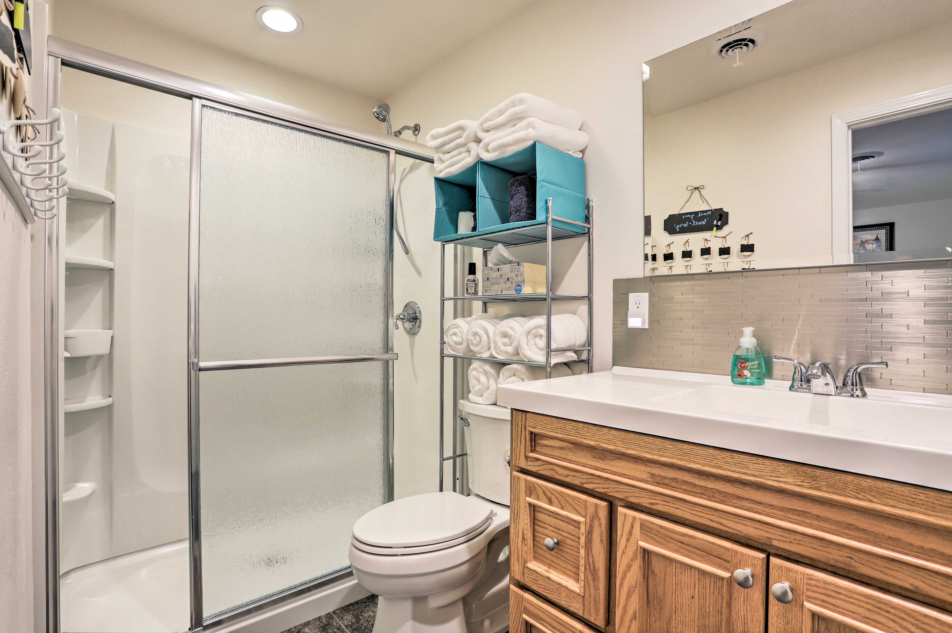 Full Bathroom | Towels Provided