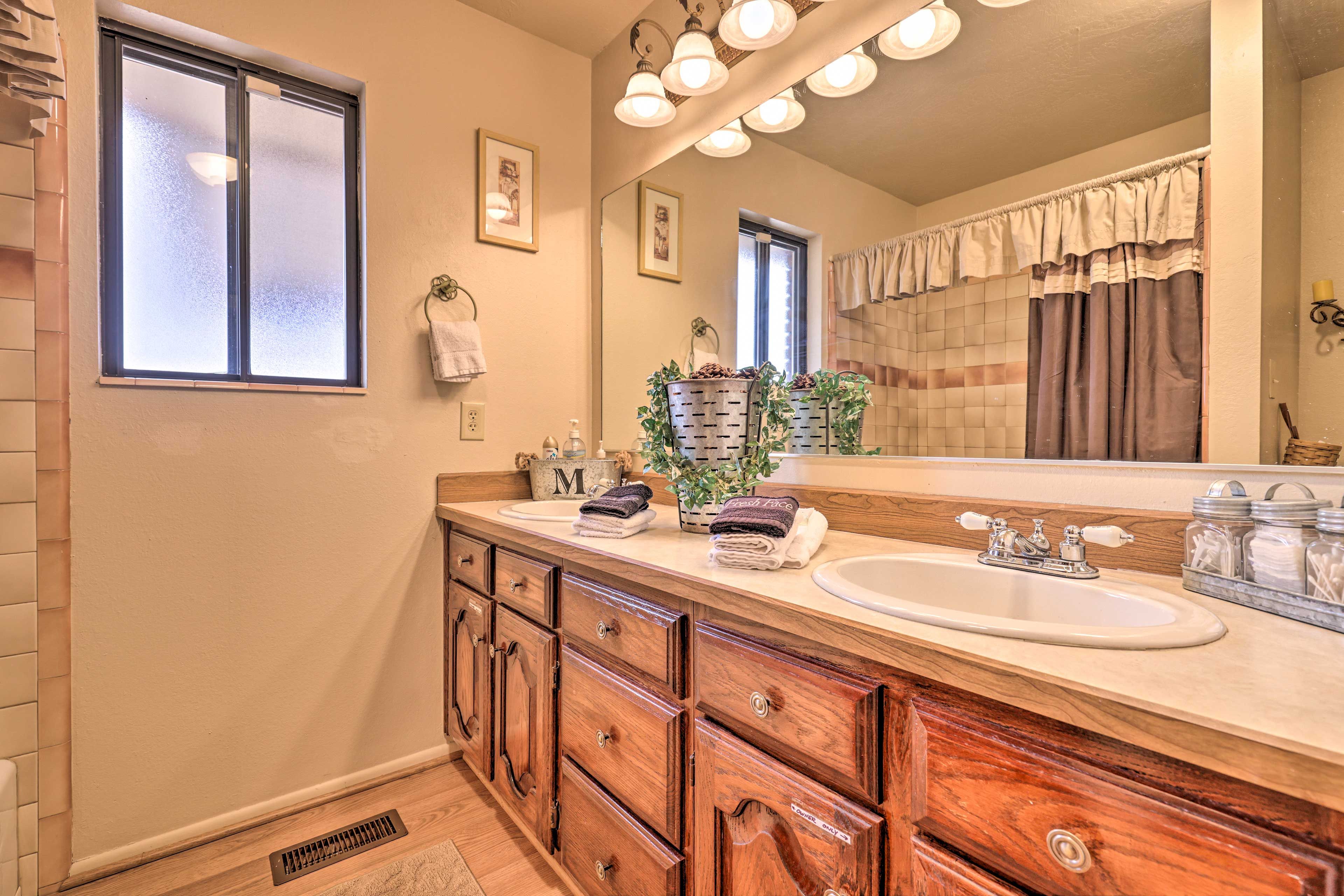 Full Bathroom | 1st Floor | Complimentary Toiletries