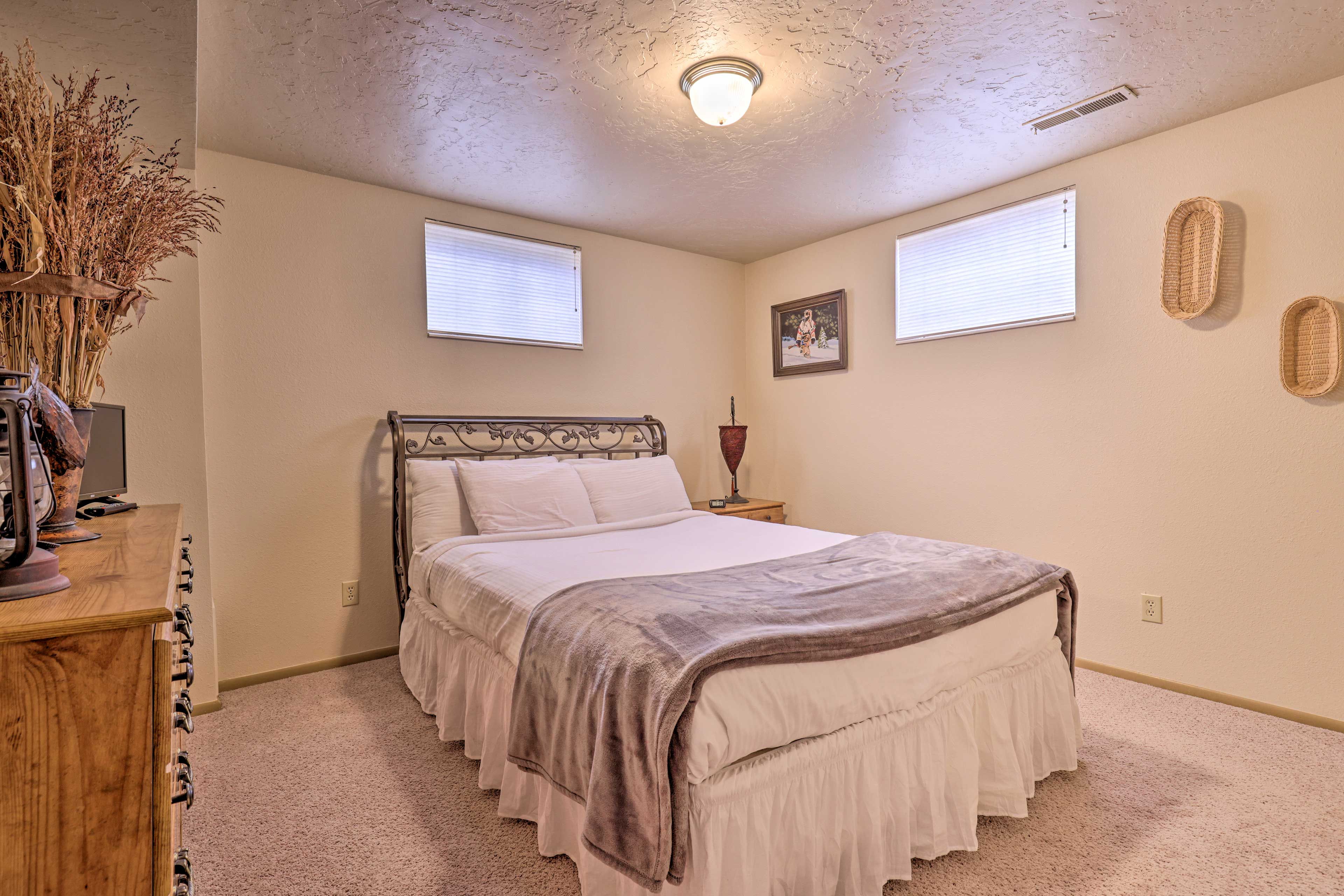 Bedroom 3 | Basement | Queen Bed