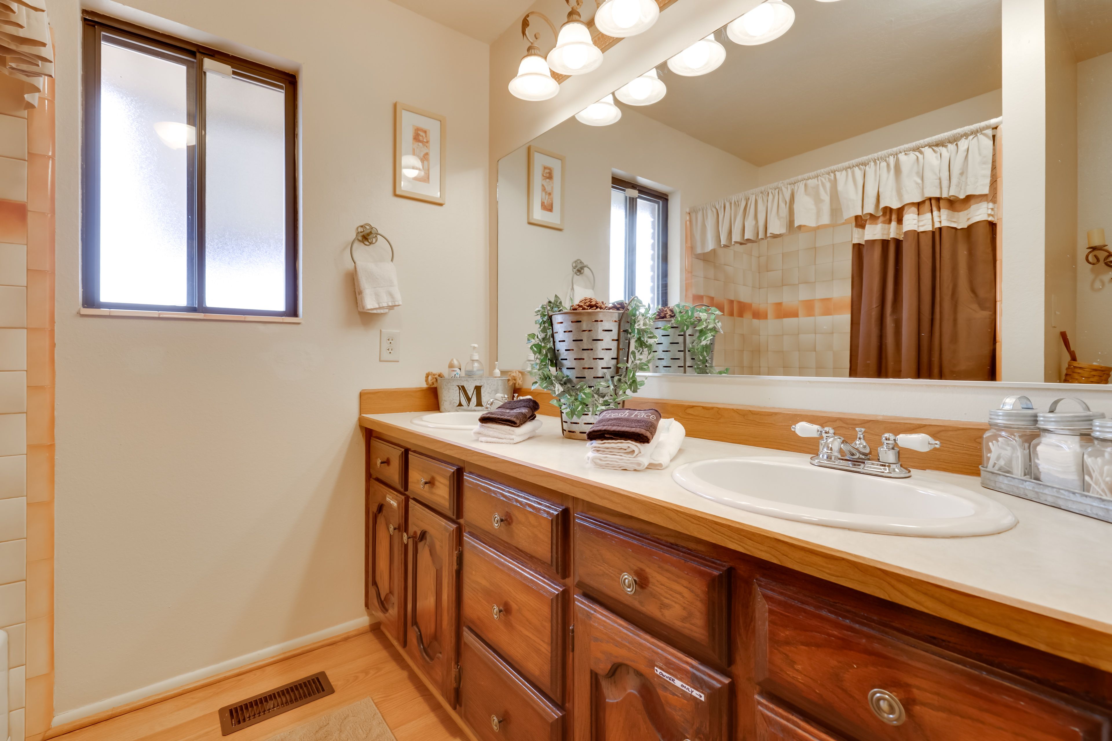 Full Bathroom | 1st Floor | Complimentary Toiletries