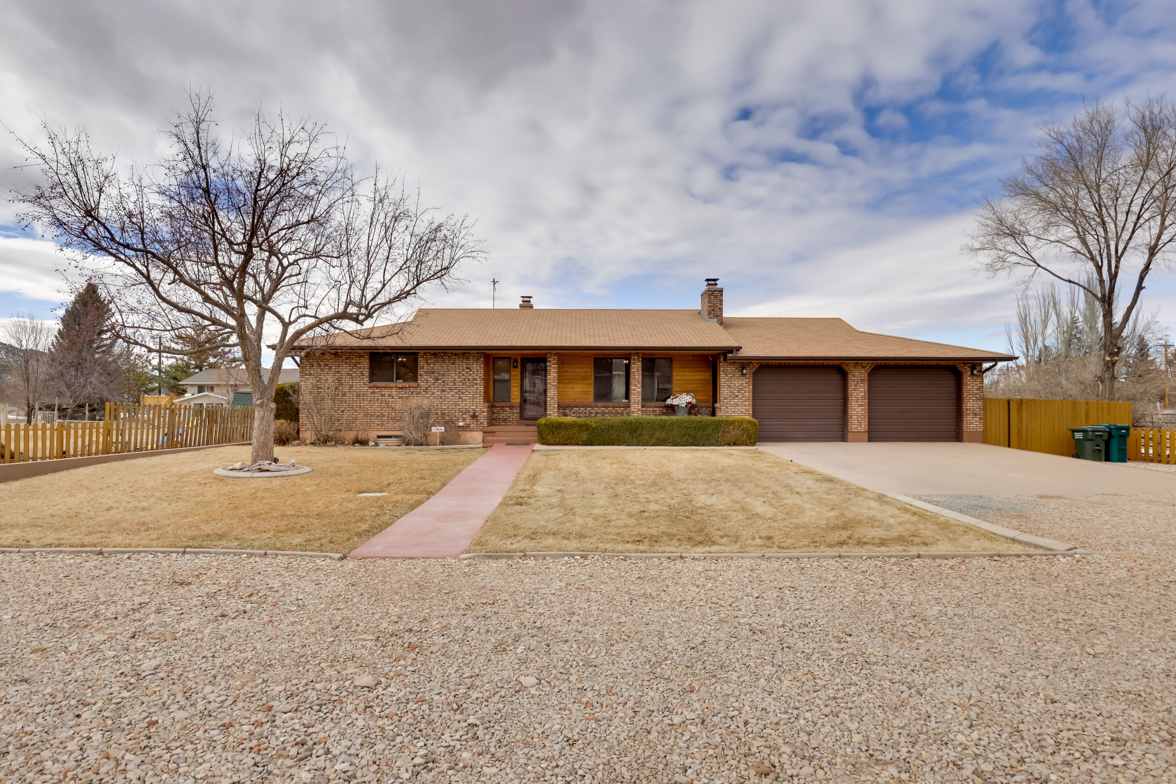 Parking | Driveway (4 Vehicles) | RV/Trailer Parking Available