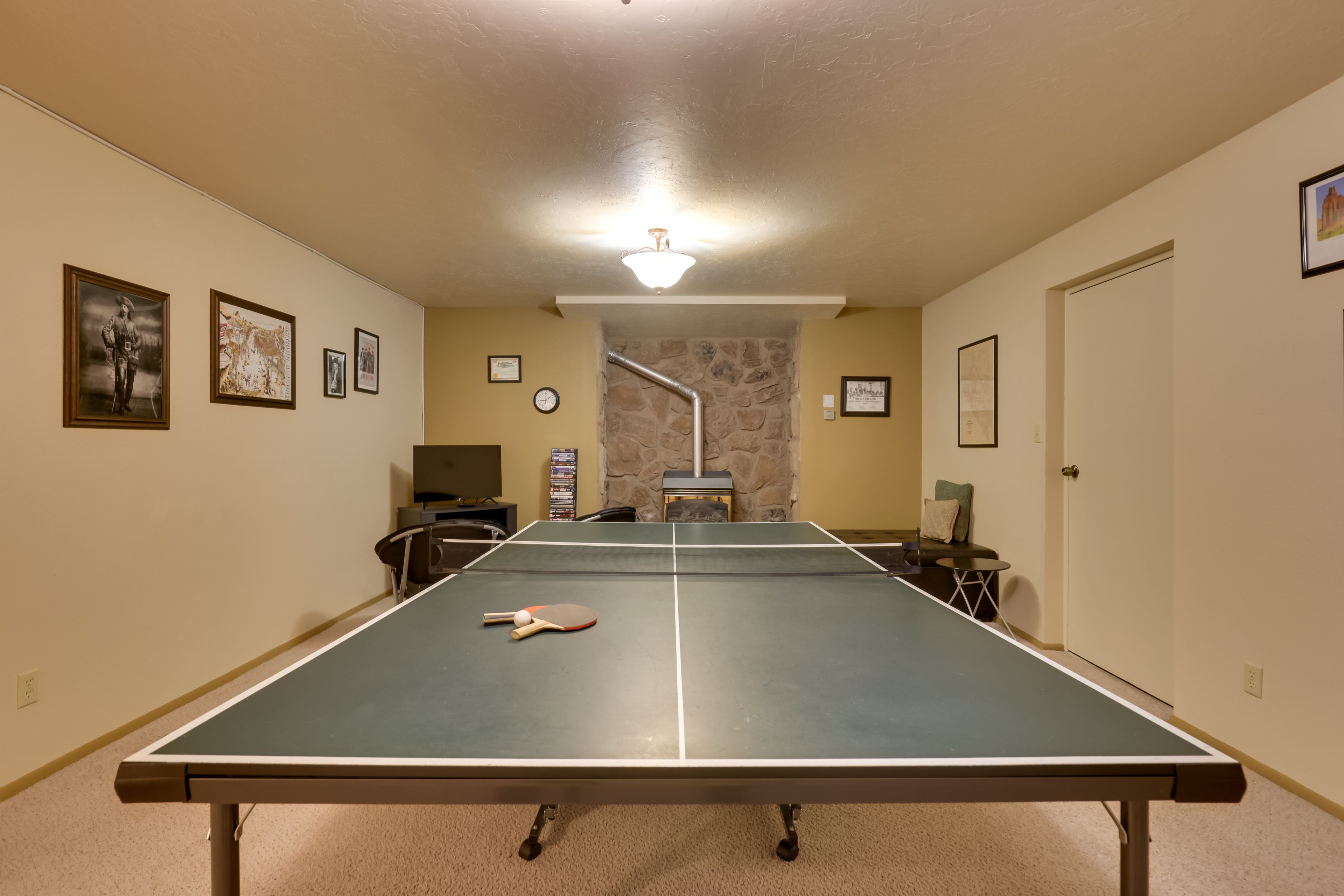 Second Game Room | Basement | Smart TV | Wood-Burning Stove