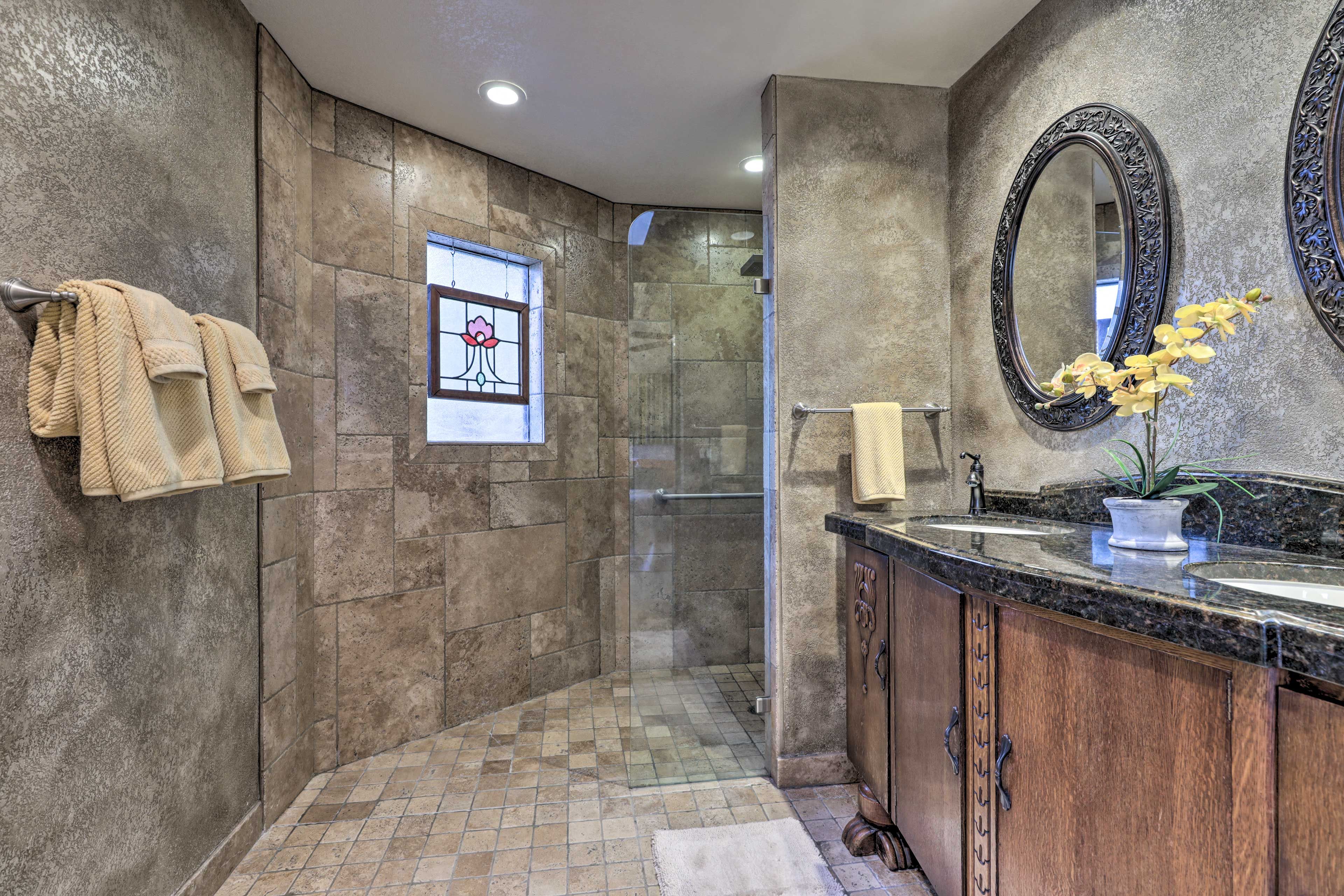 Full Bathroom | Towels Provided