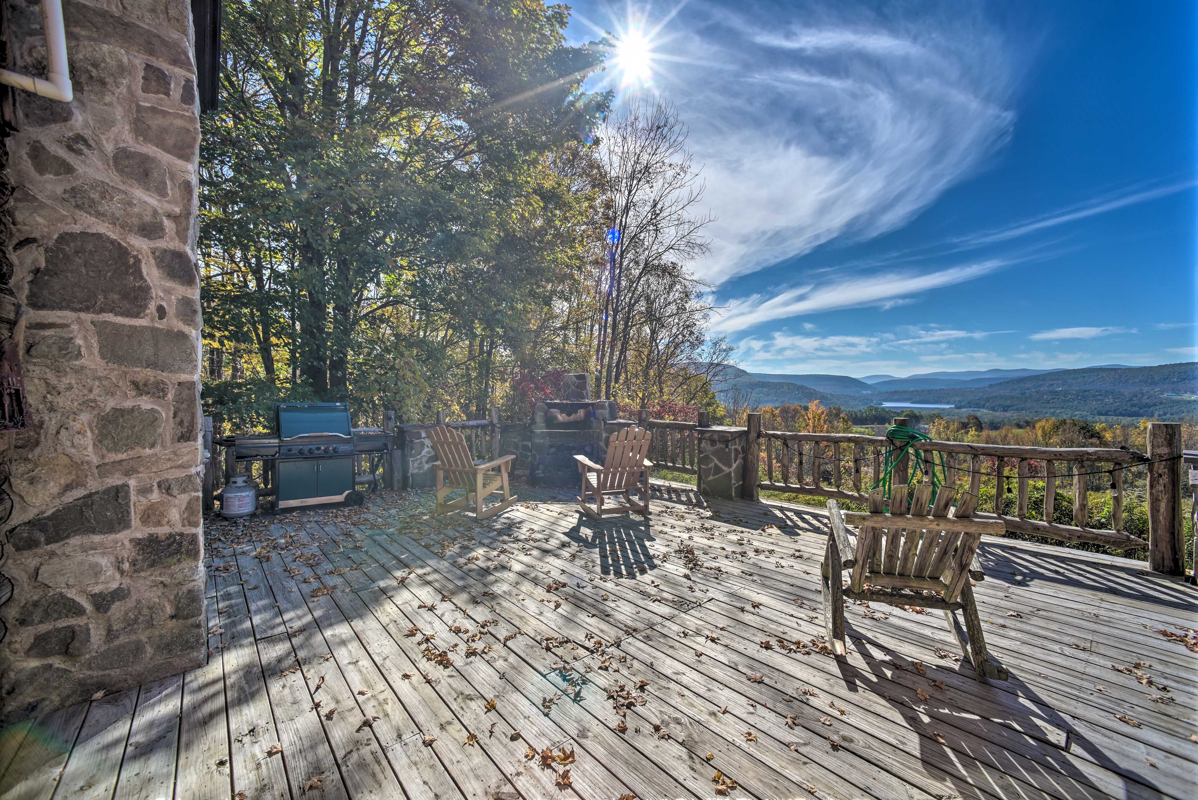 Porch | 1st Floor | Fire Pit | Gas Grill | Picnic Table
