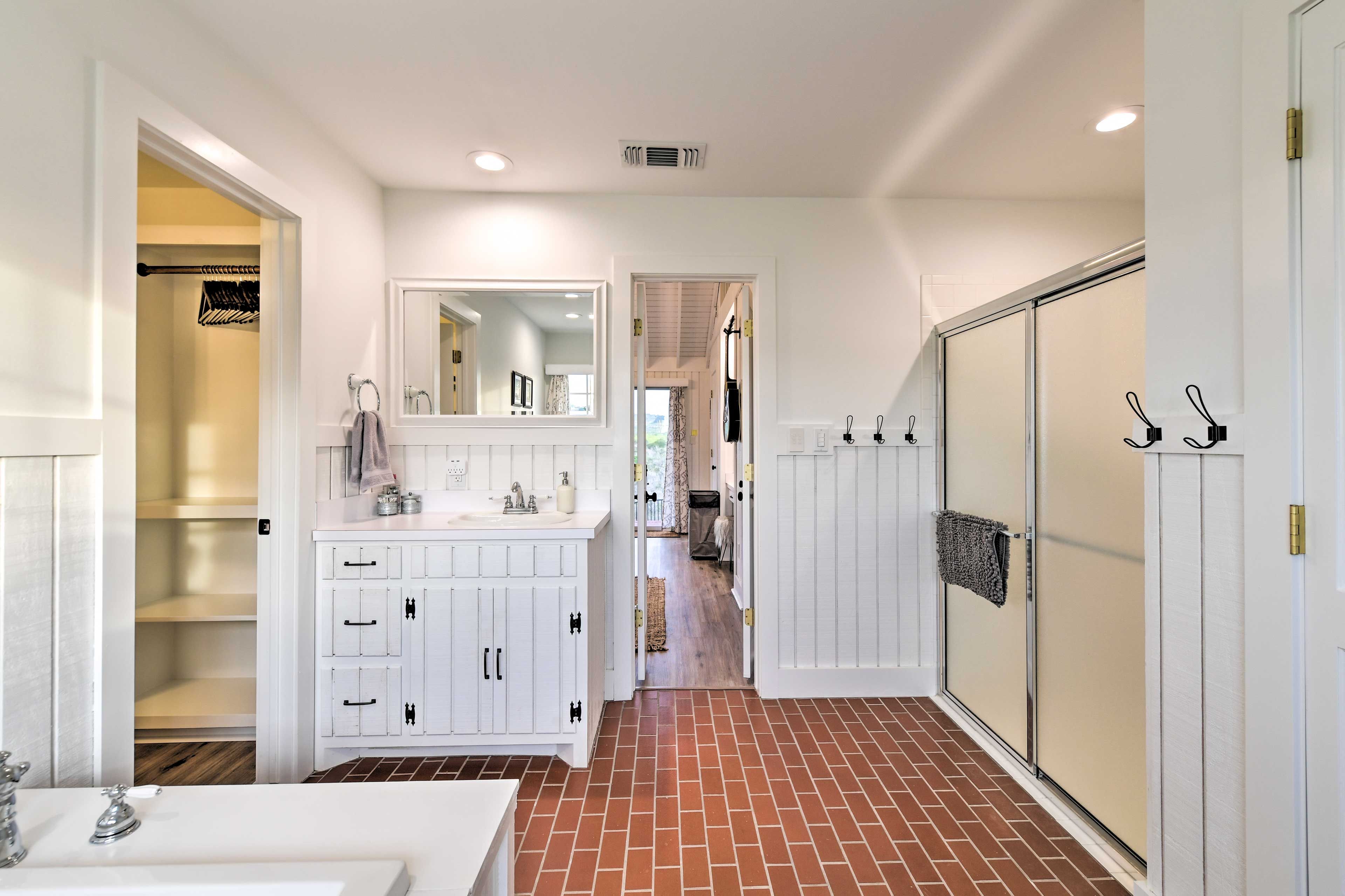 Full Bathroom | Towels Provided