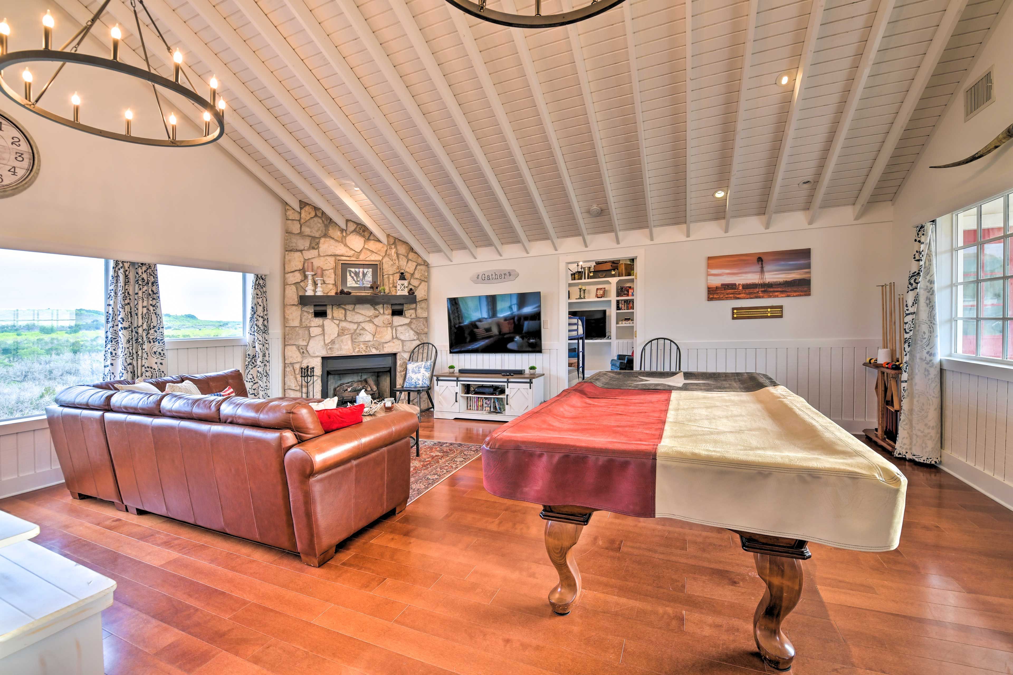 Living Room | Smart TV w/ Cable | Gas Fireplace