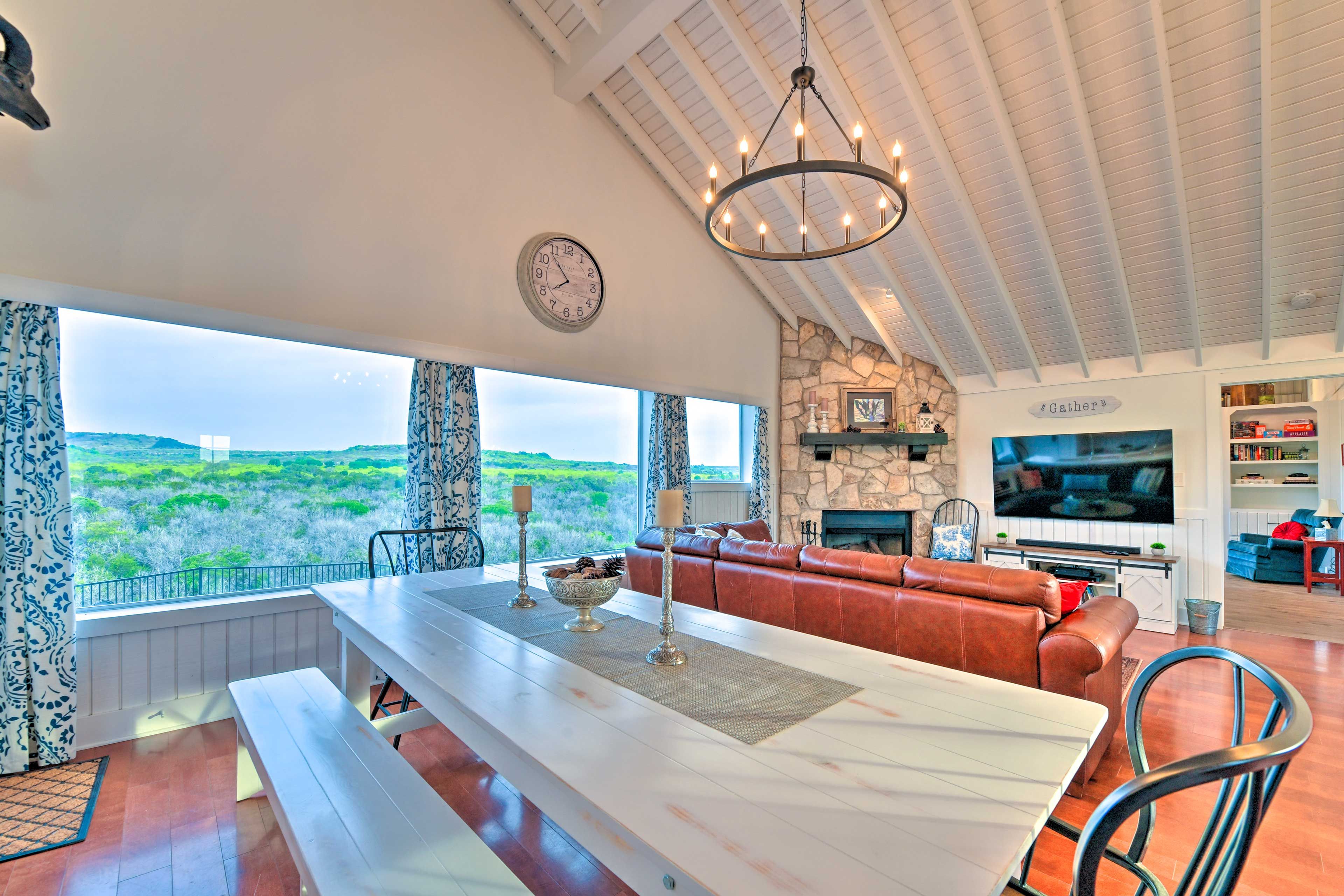 Dining Area | Dishware & Flatware Provided