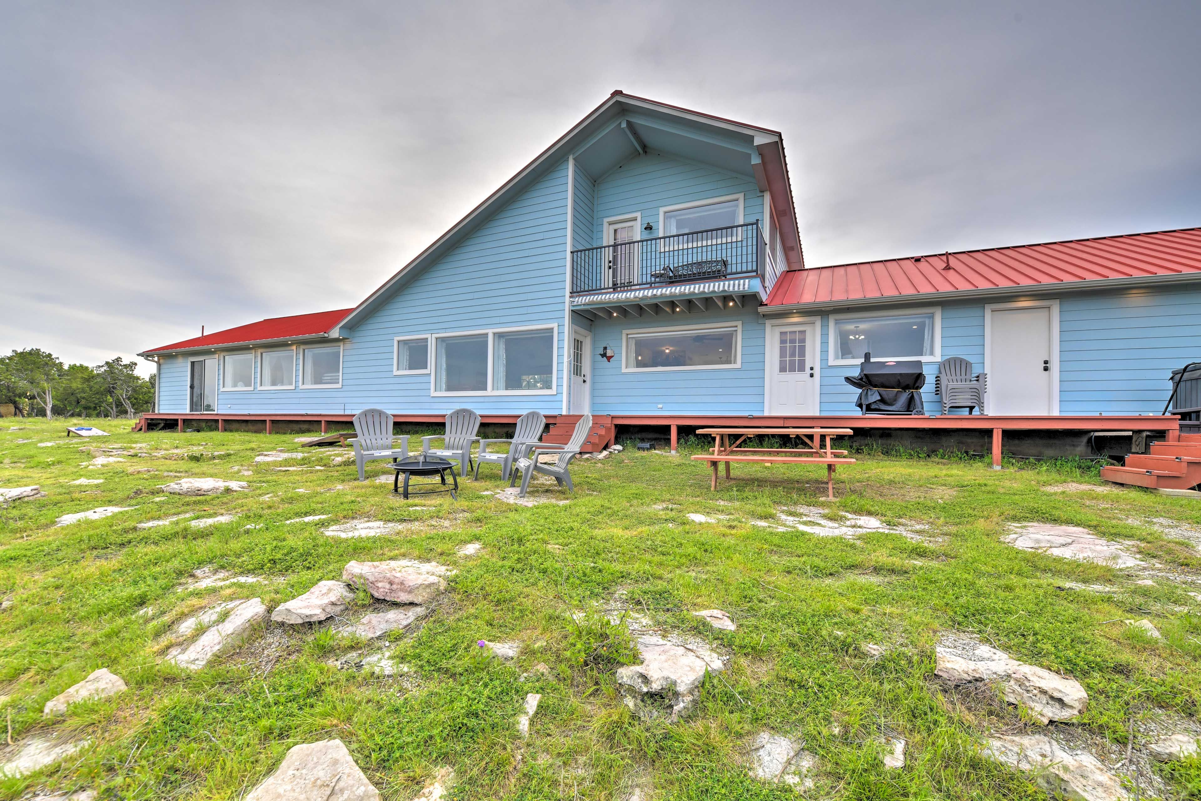 Home Exterior | Fire Pit | Cornhole