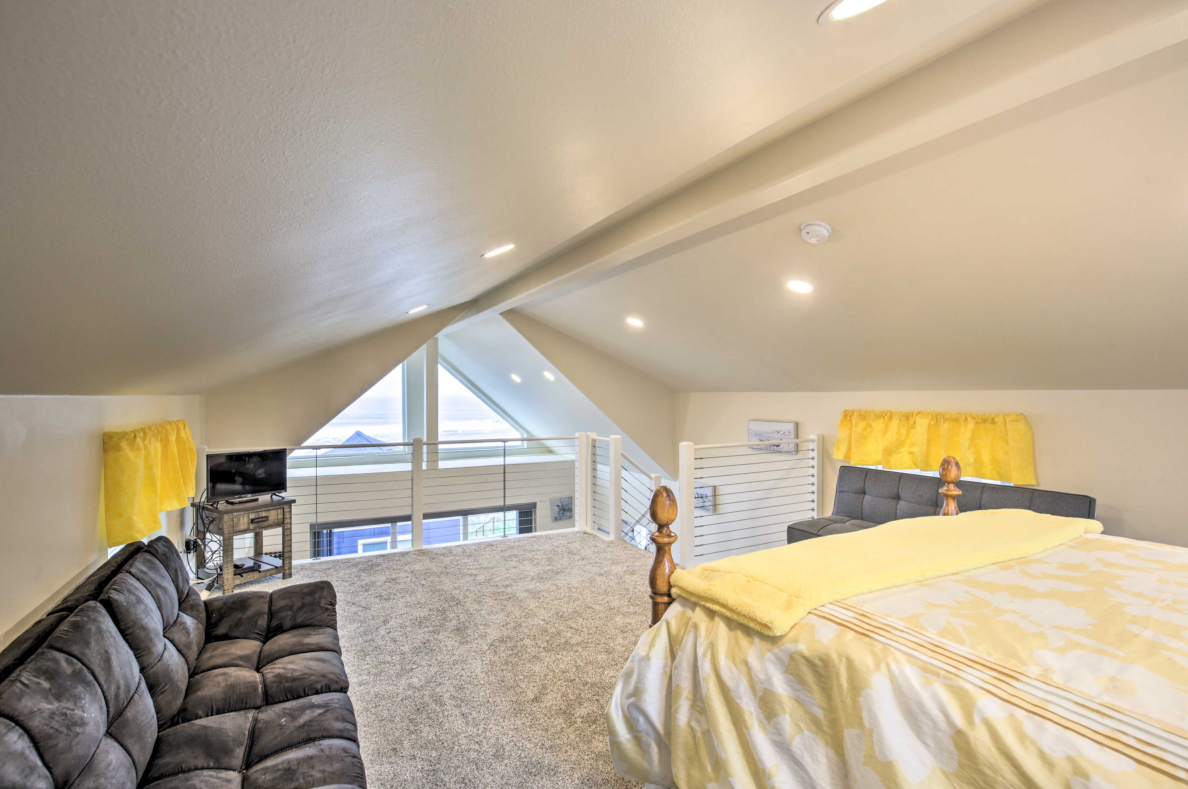Bedroom 2 (Loft) | Cable TV