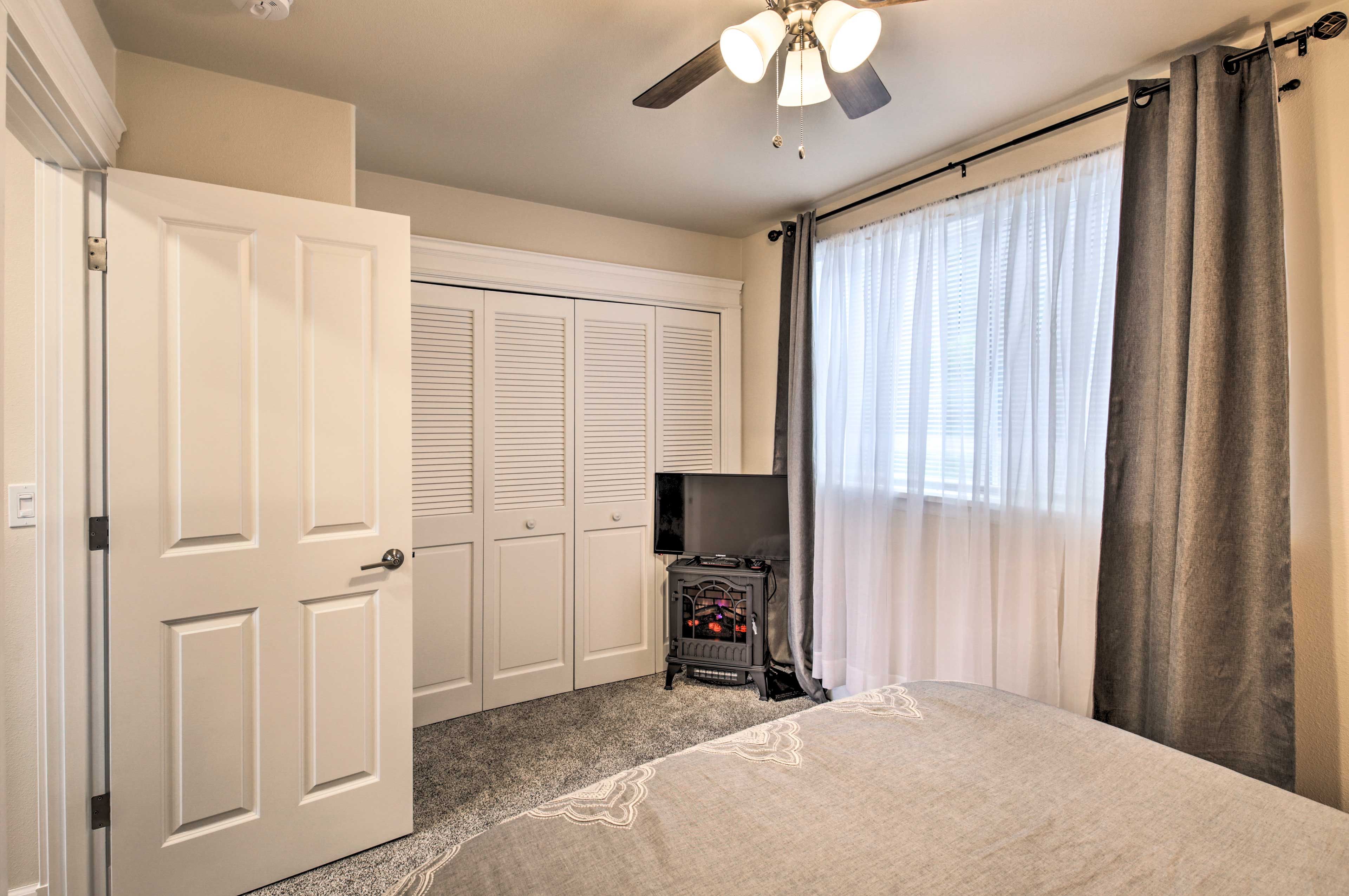Bedroom 1 | Cable TV | Fireplace