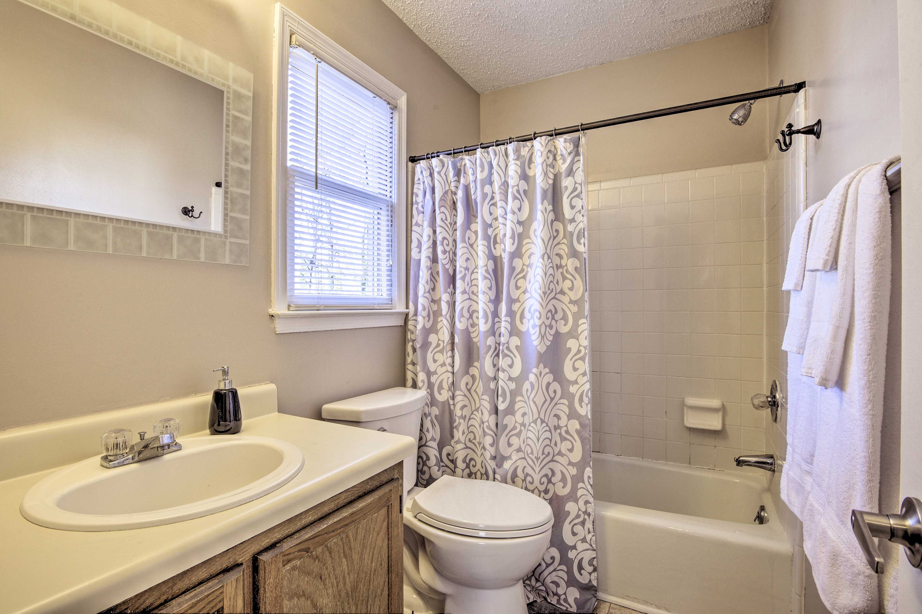 Full Bathroom | Shower/Tub Combo