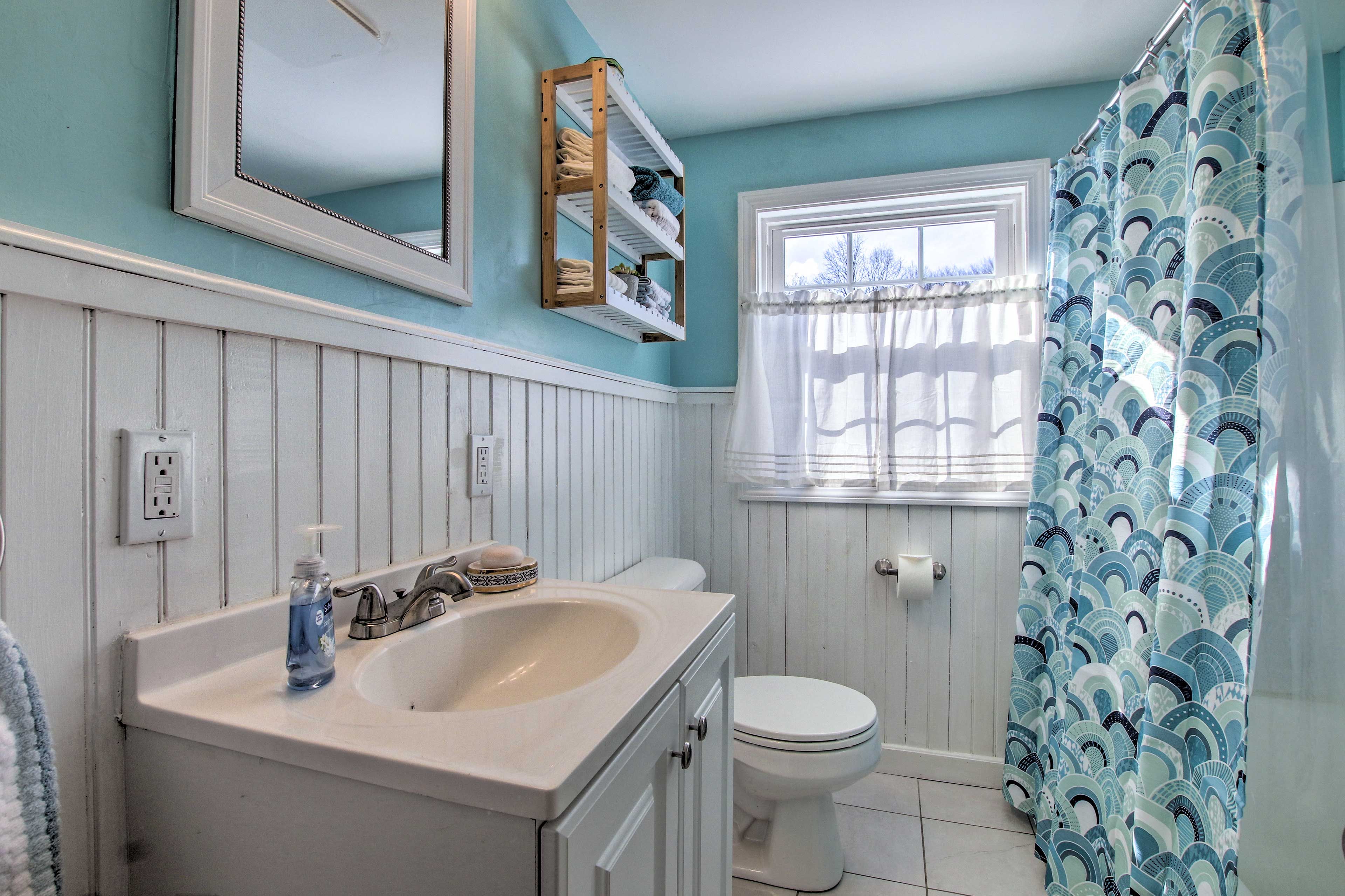 Full Bathroom | 1st Floor | Linens & Towels Provided
