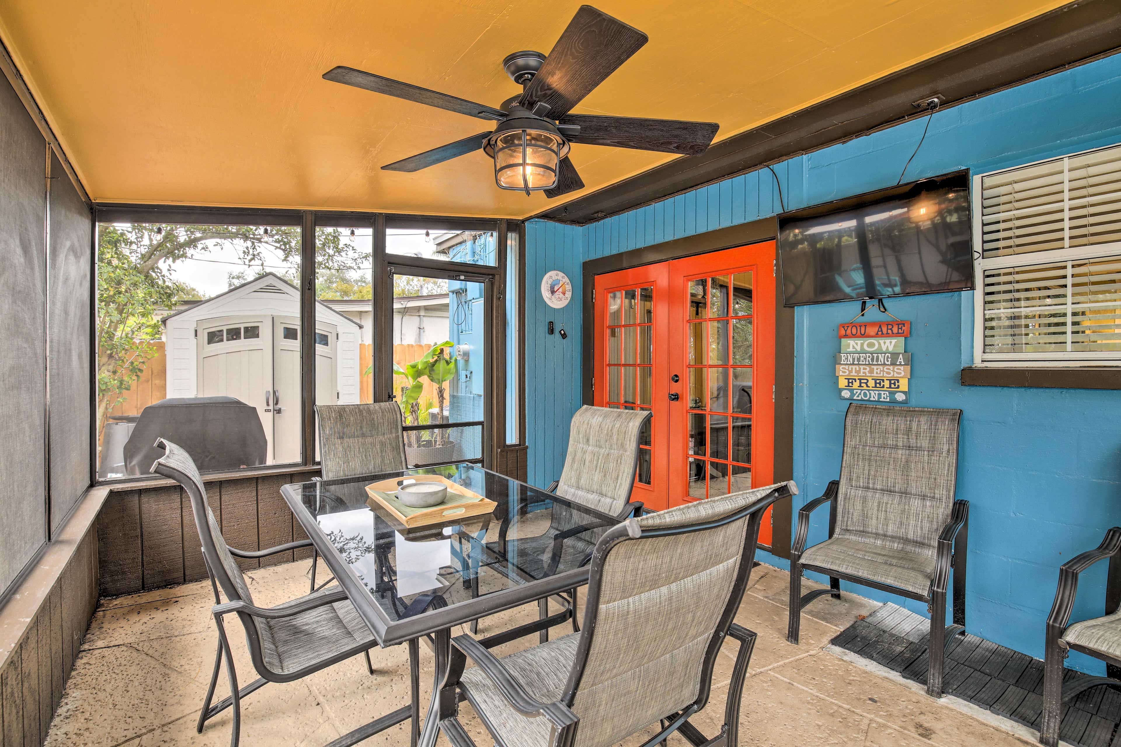 Furnished Lanai | Smart TV