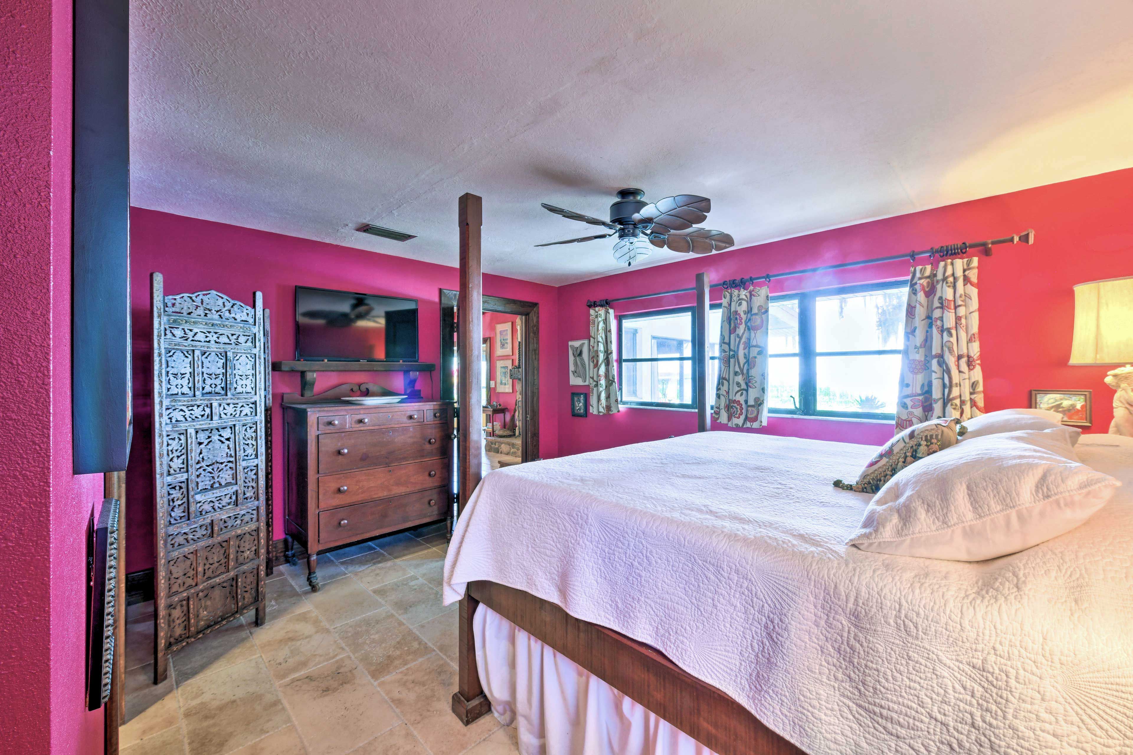 Bedroom 1 | King Bed | Smart TV | En-Suite Bathroom