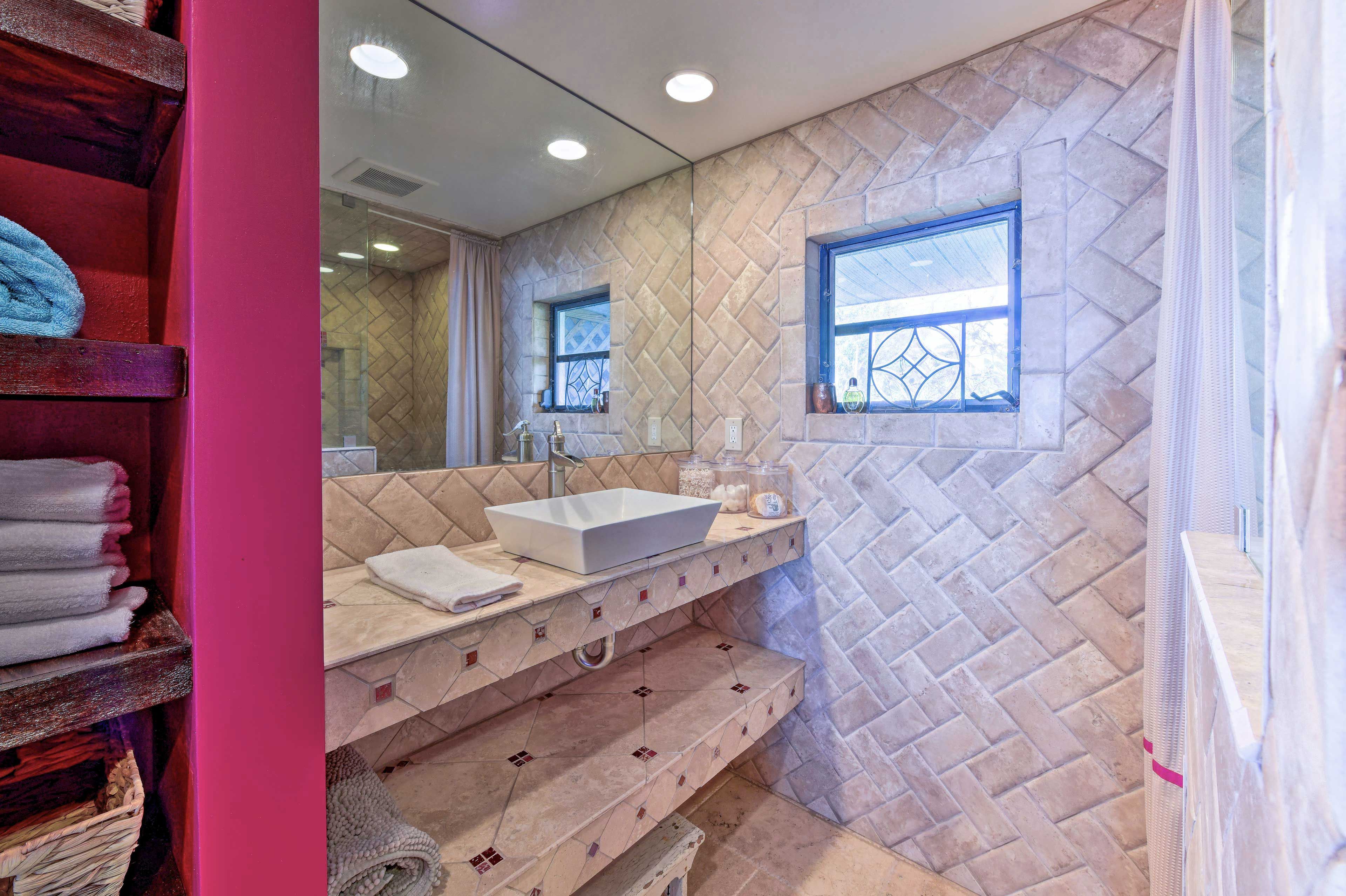 Full Bathroom | Towels Provided