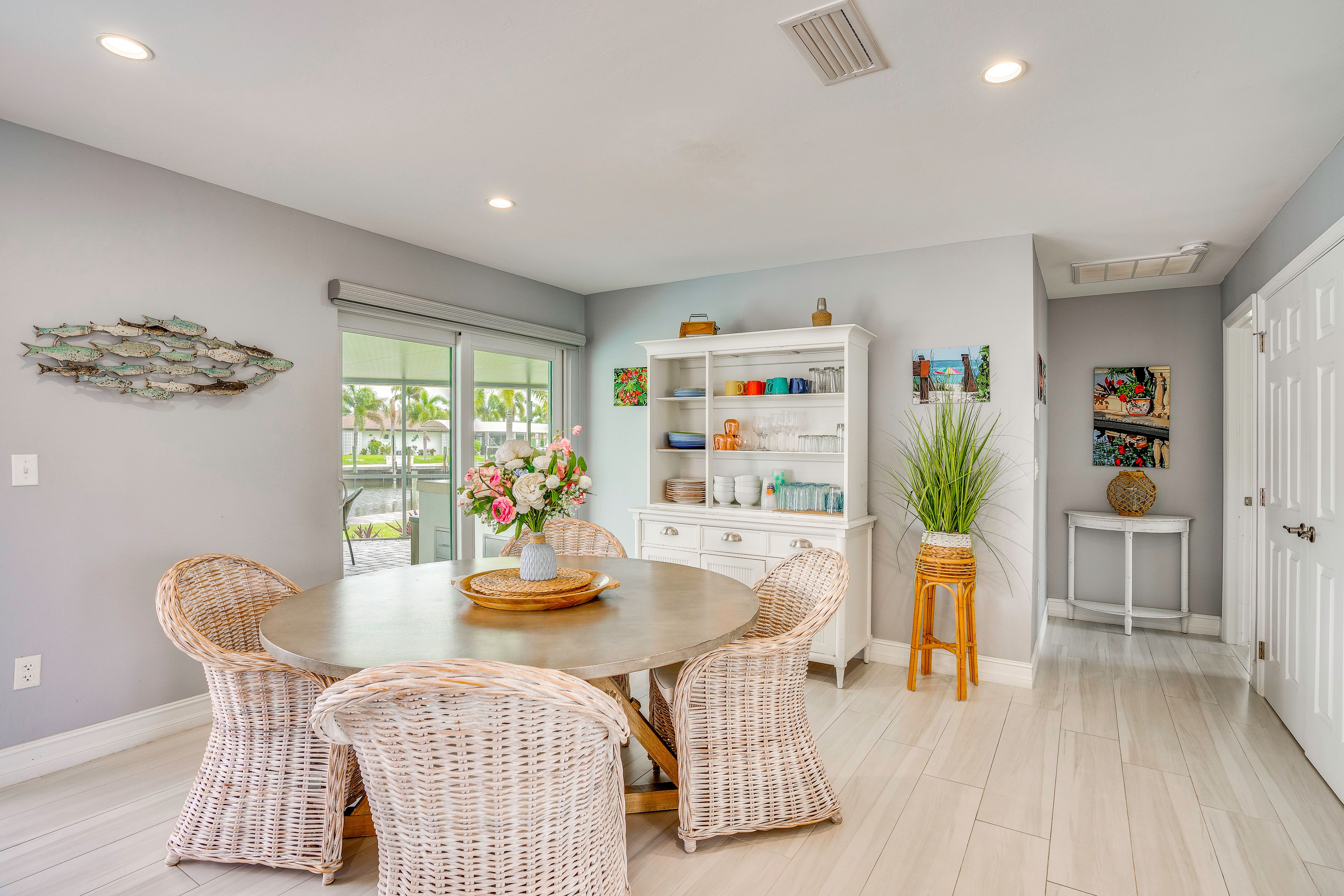 Dining Area | Dishes & Flatware Provided