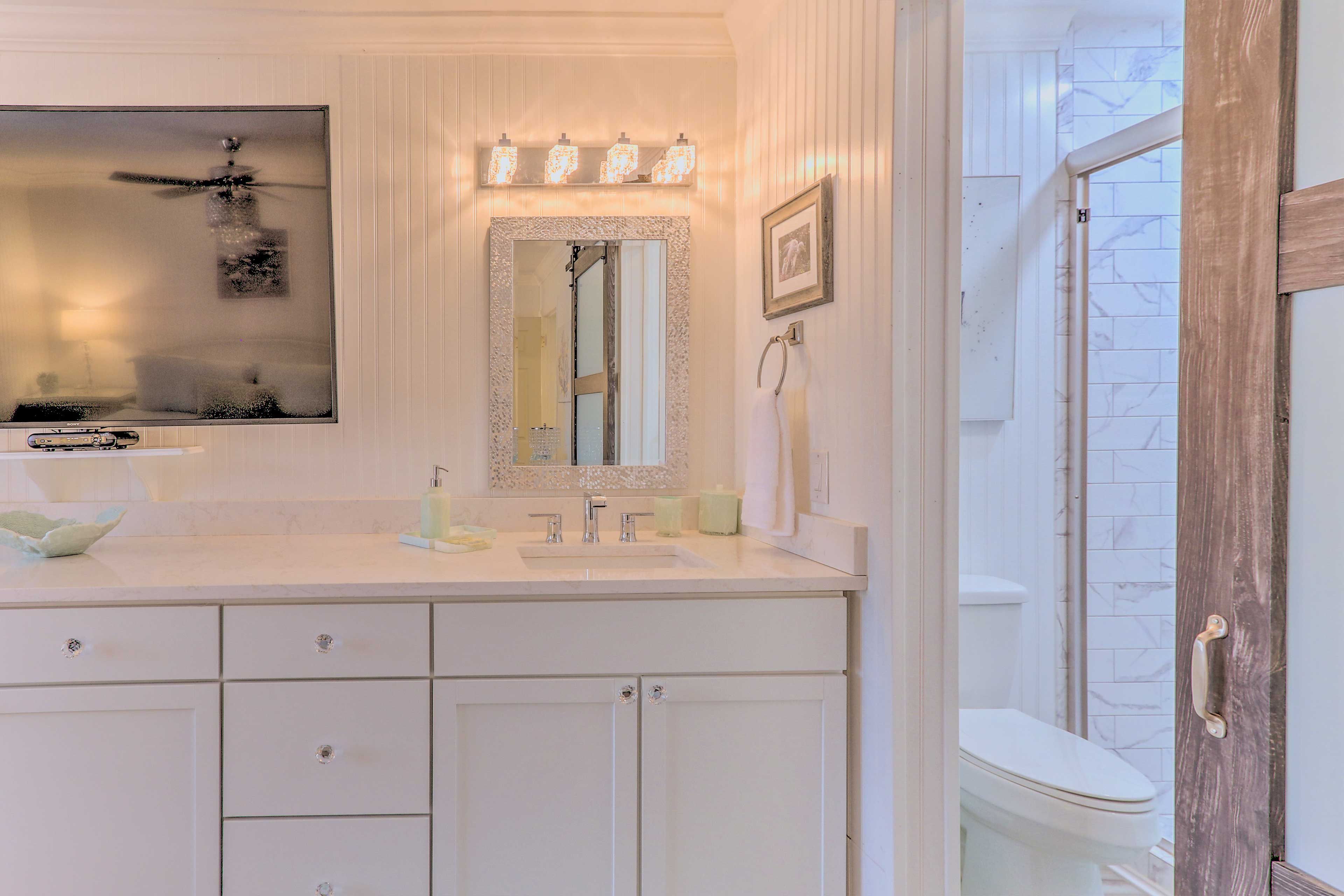 Full Bathroom | Towels Provided | Complimentary Toiletries