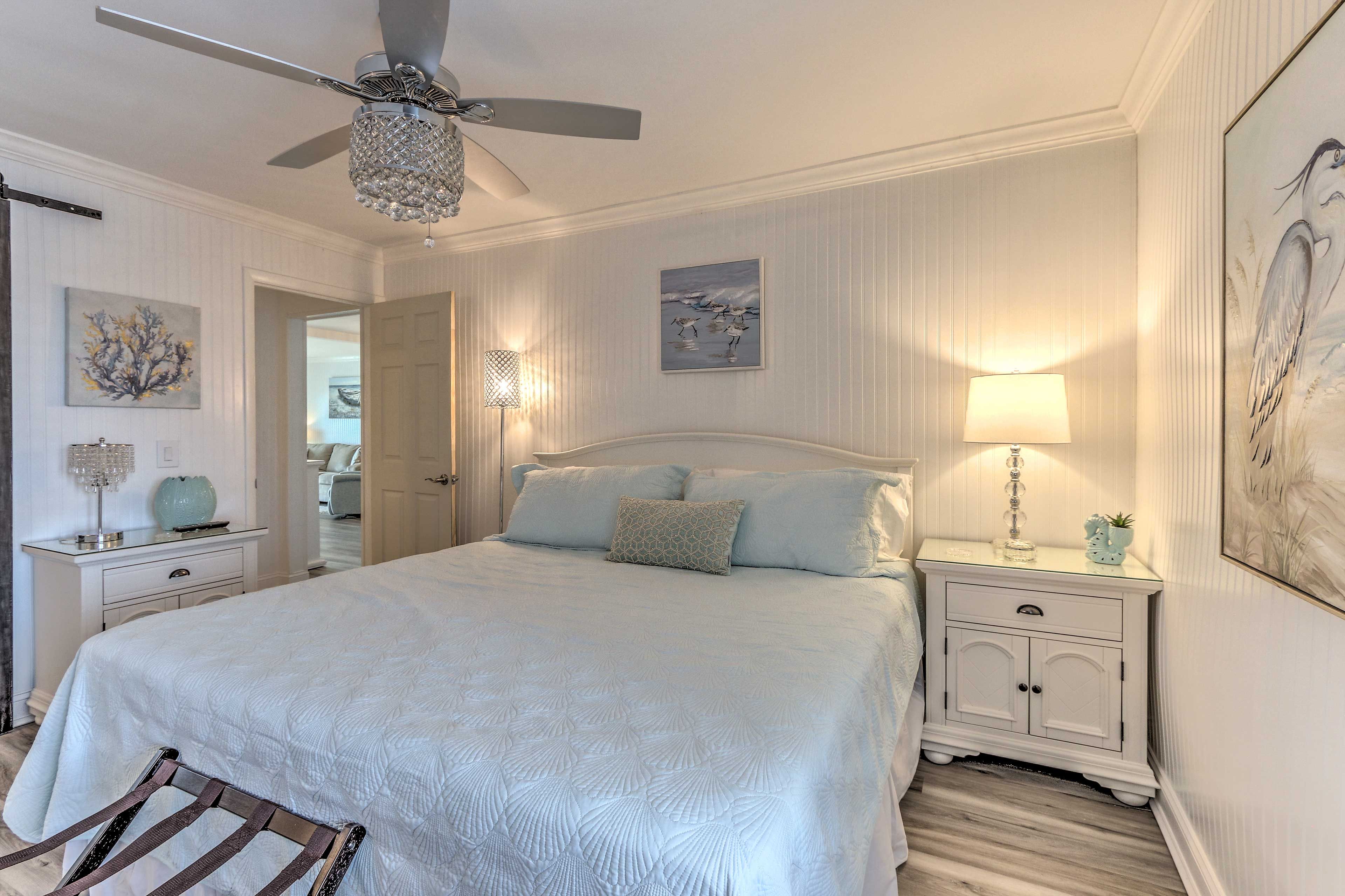 Bedroom | King Bed | Linens Provided | Smart TV | En-Suite Bathroom