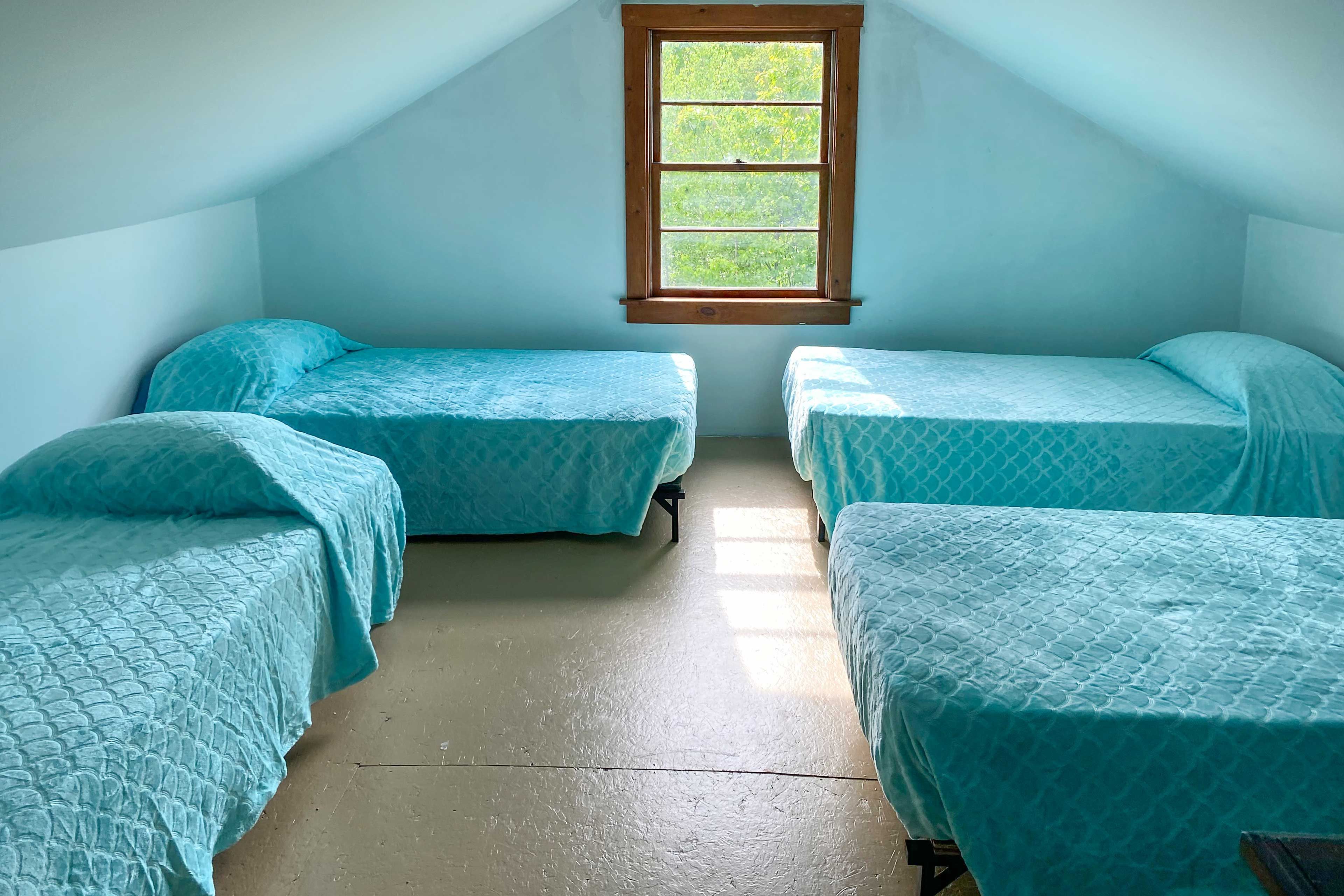 Bedroom 3 | 4 Twin Beds