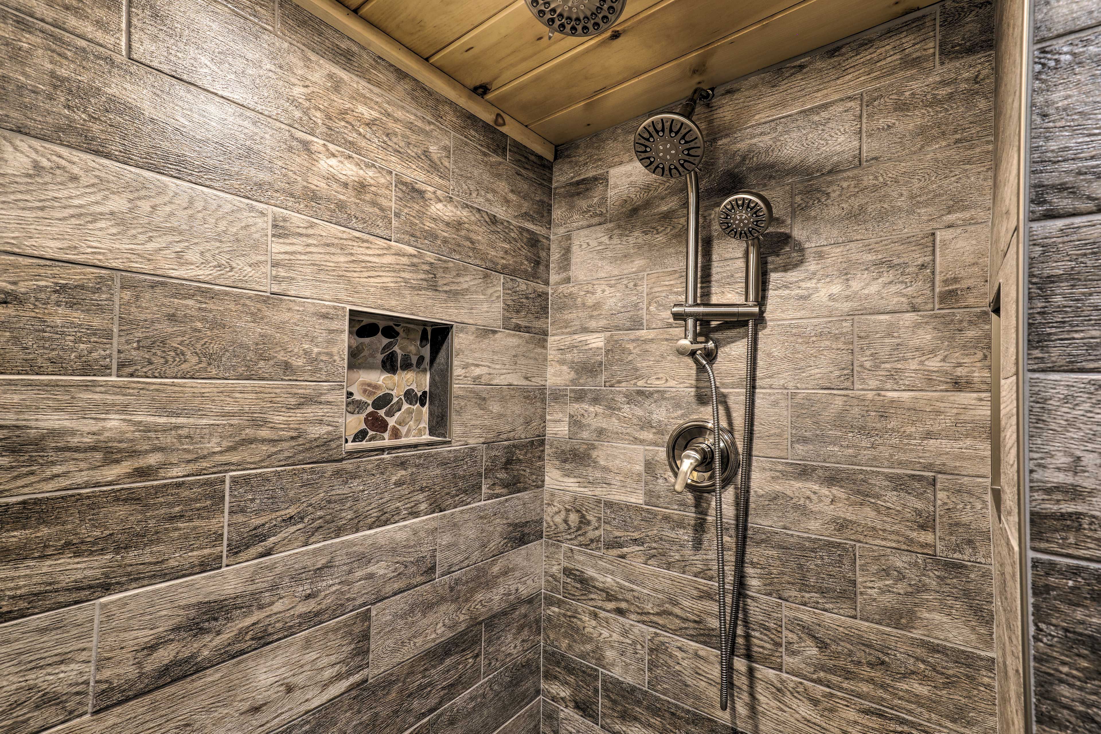 Full Bathroom | Towels Provided