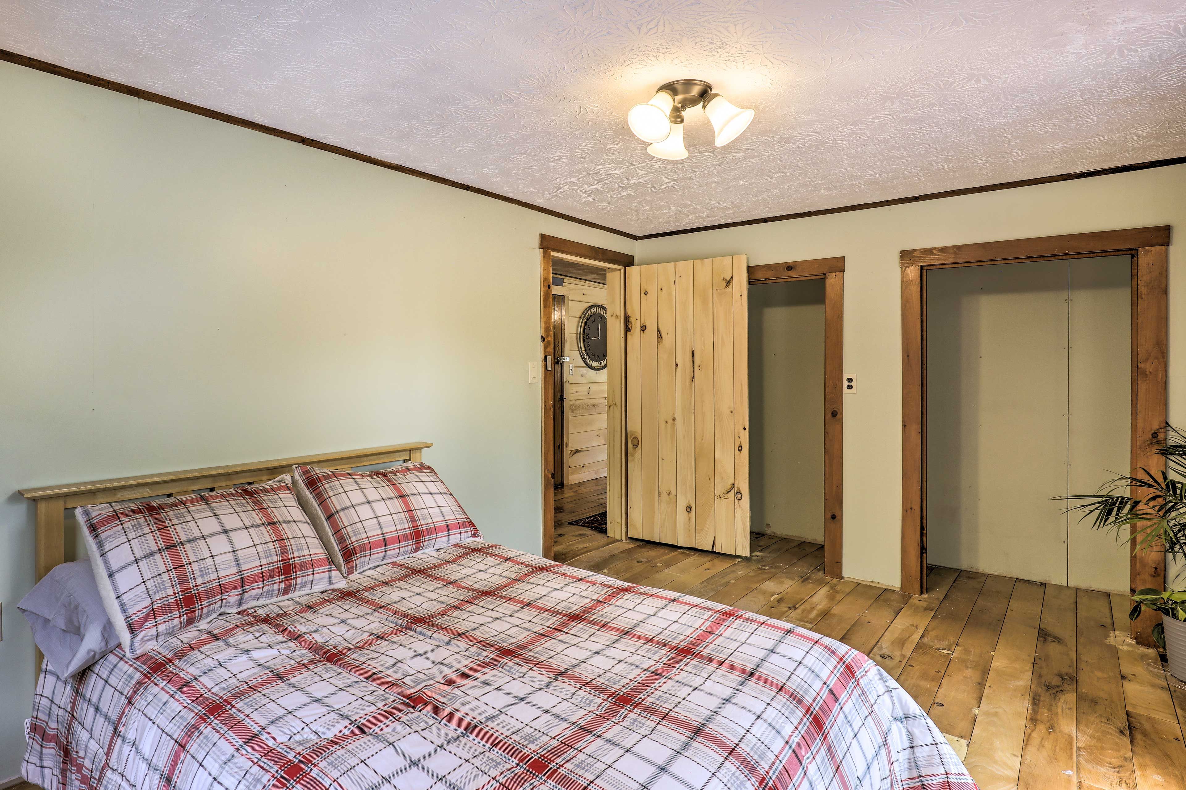 Bedroom 1 | Queen Bed