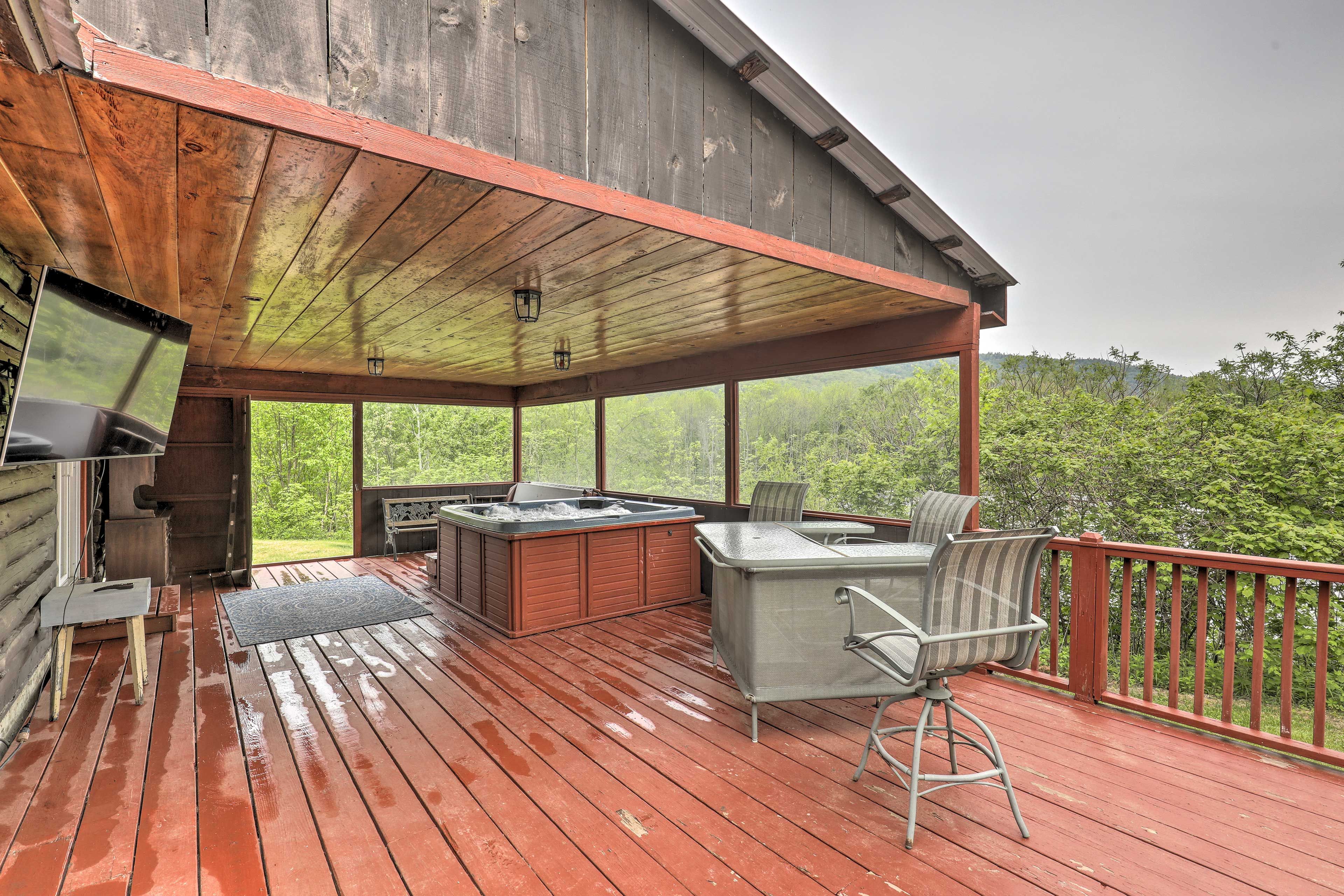 Deck | Dining Area