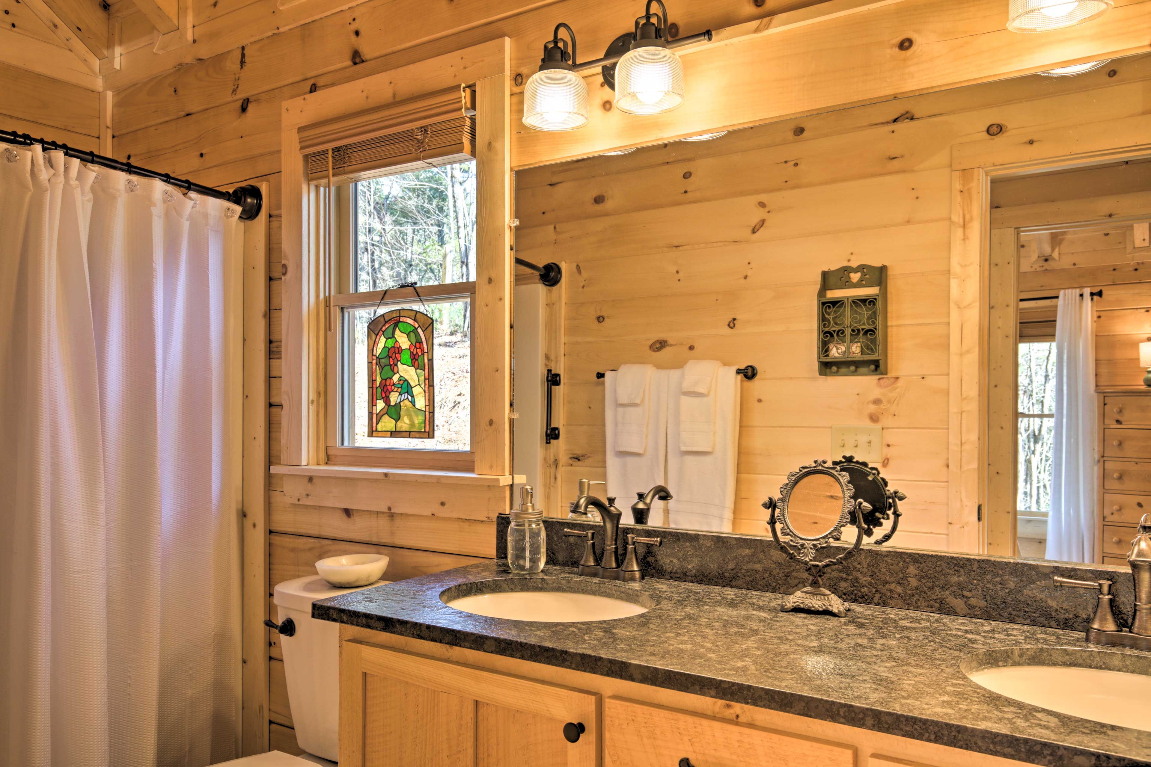 Full Bathroom | Complimentary Toiletries