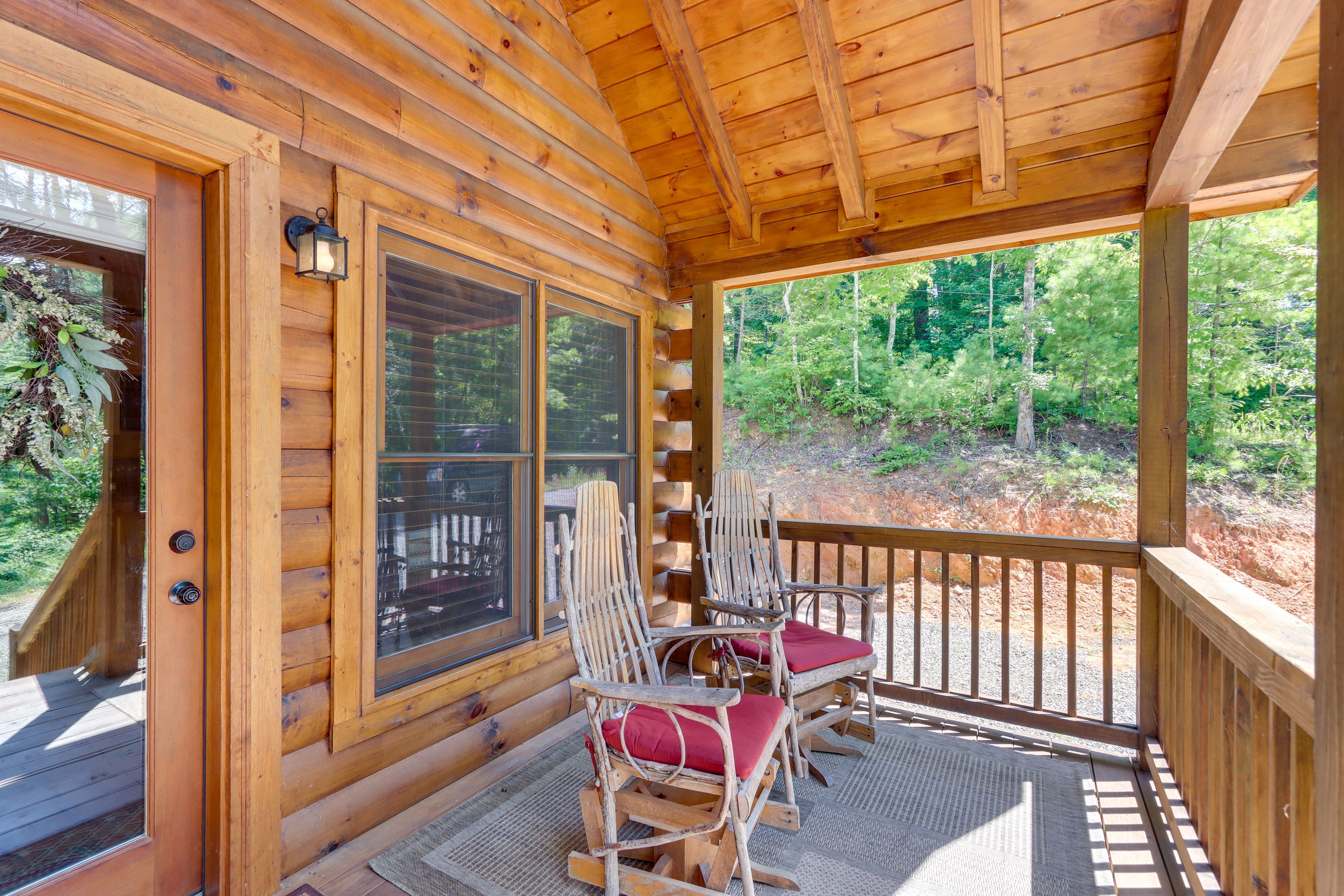 Covered Deck | Rockers | Dining