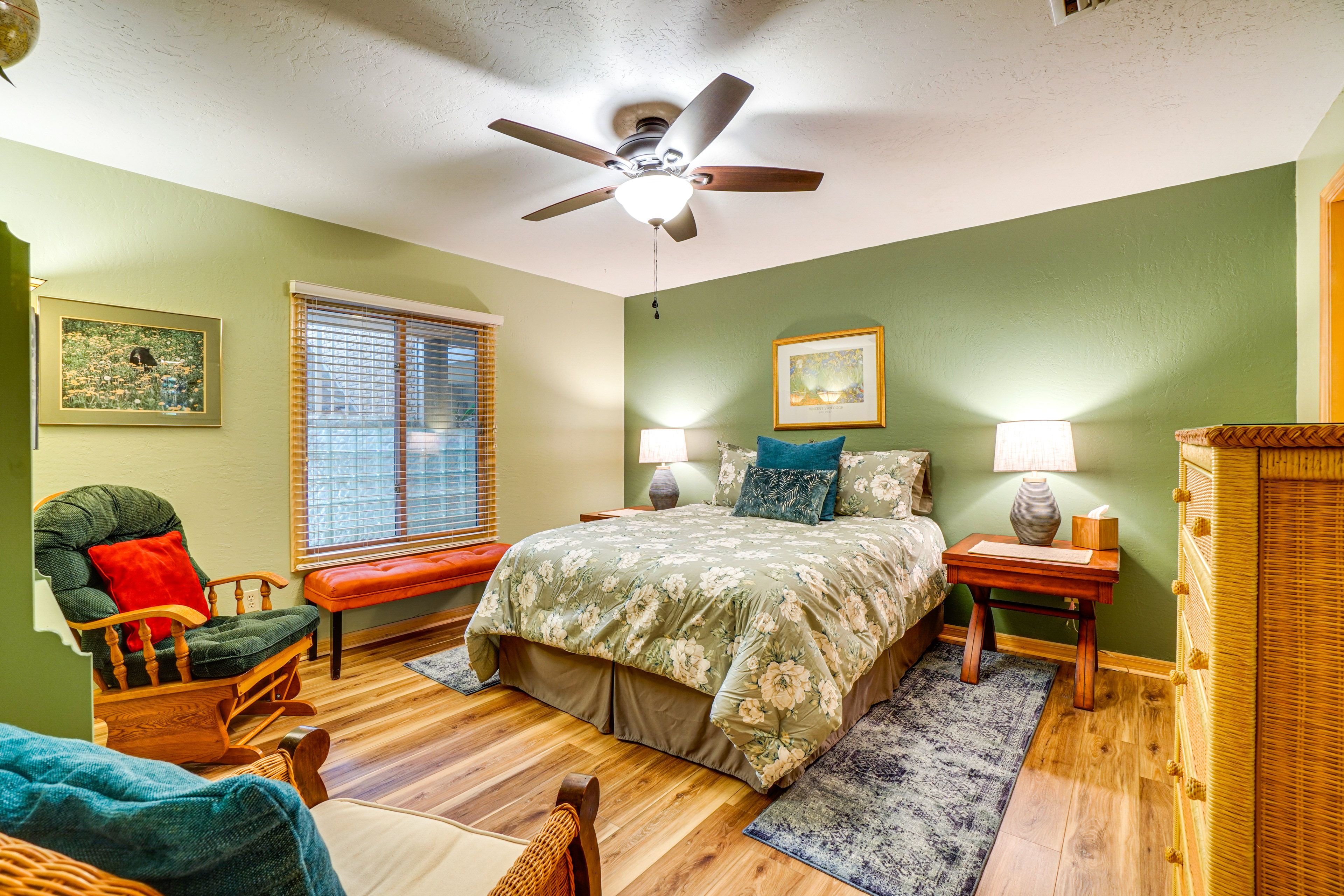 Bedroom 2 | Queen Bed