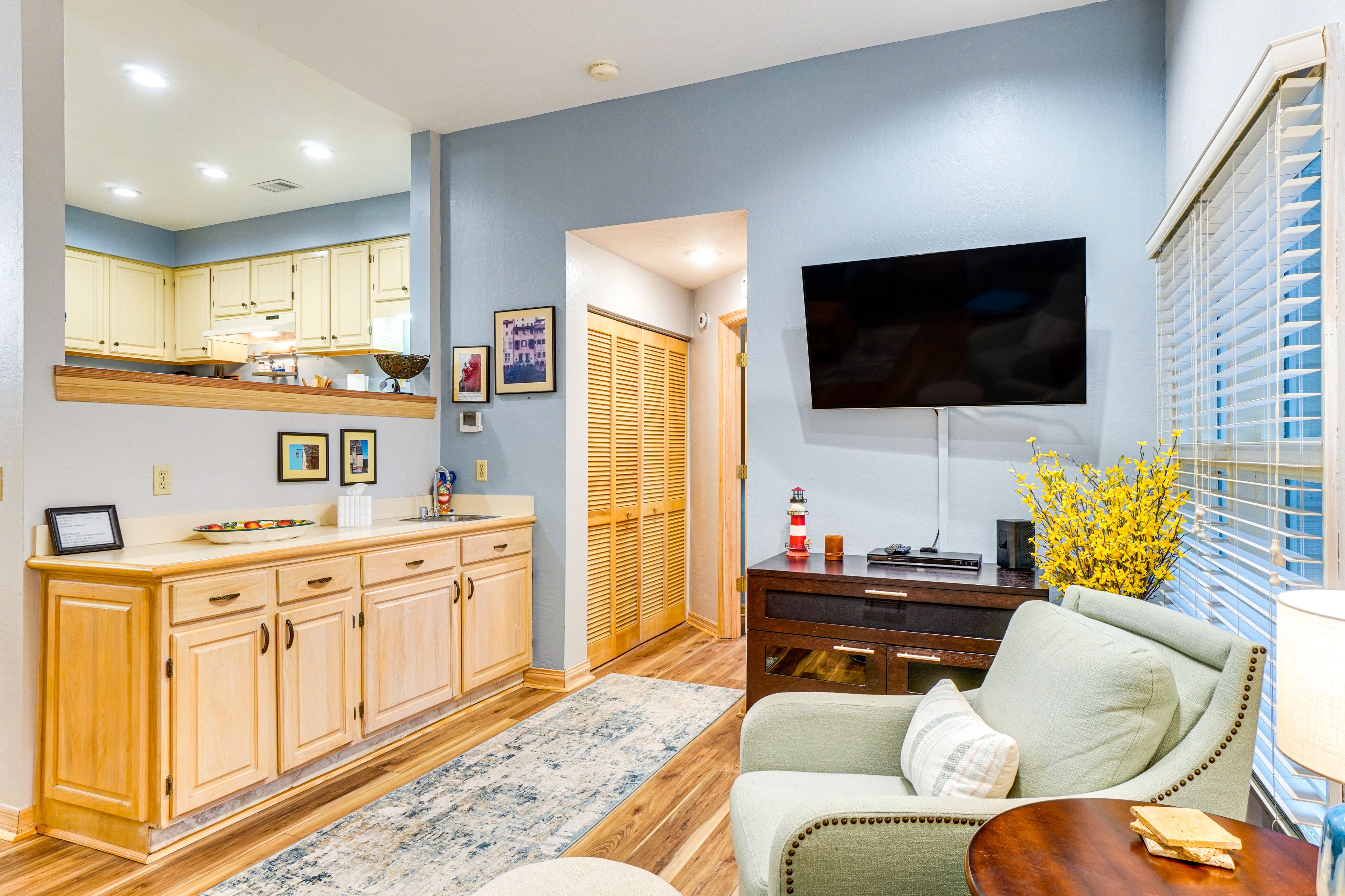 Living Room | Free WiFi | TV | Wet Bar | Lanai Access | Open Floor Plan