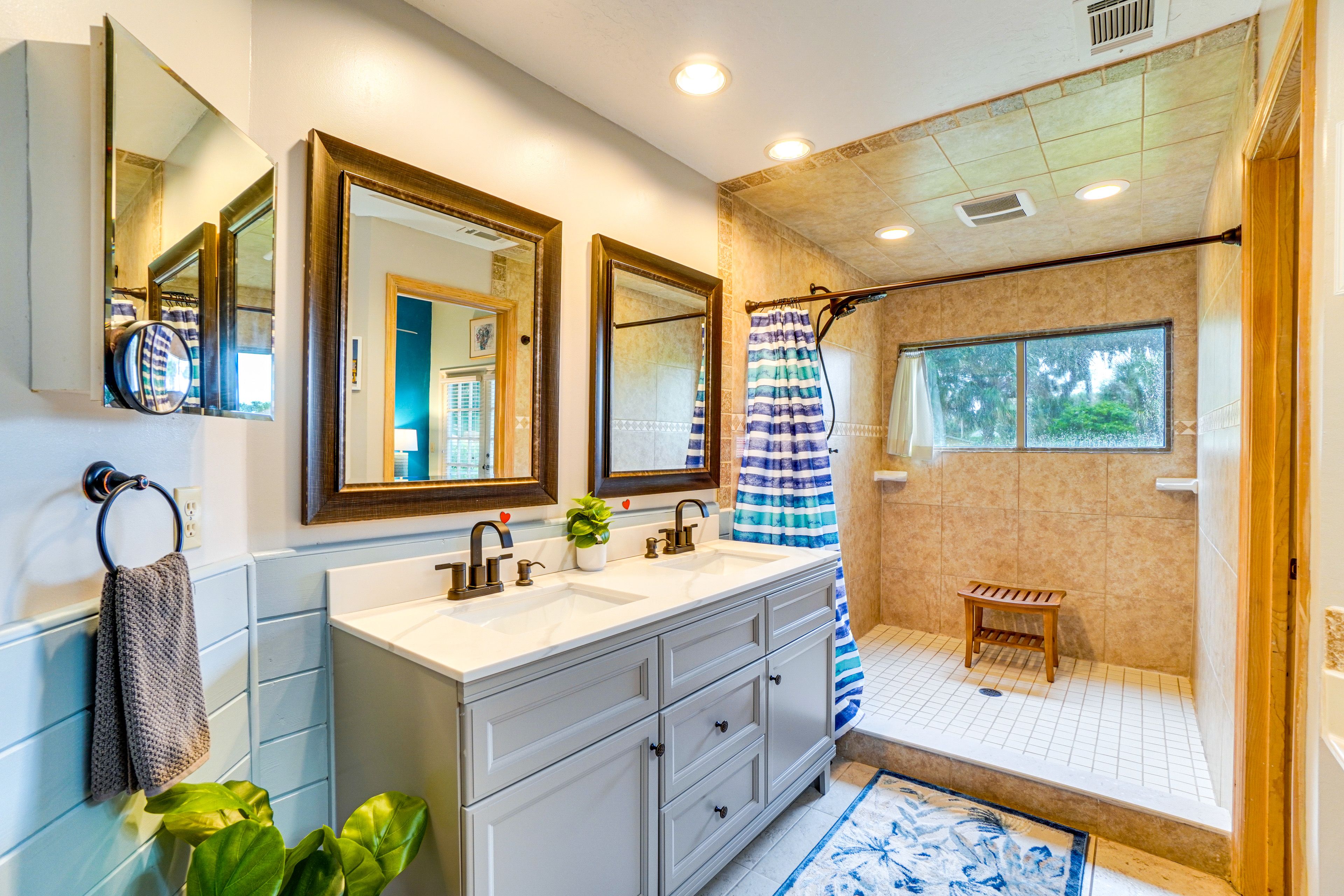 En-Suite Bathroom | Towels & Linens Provided